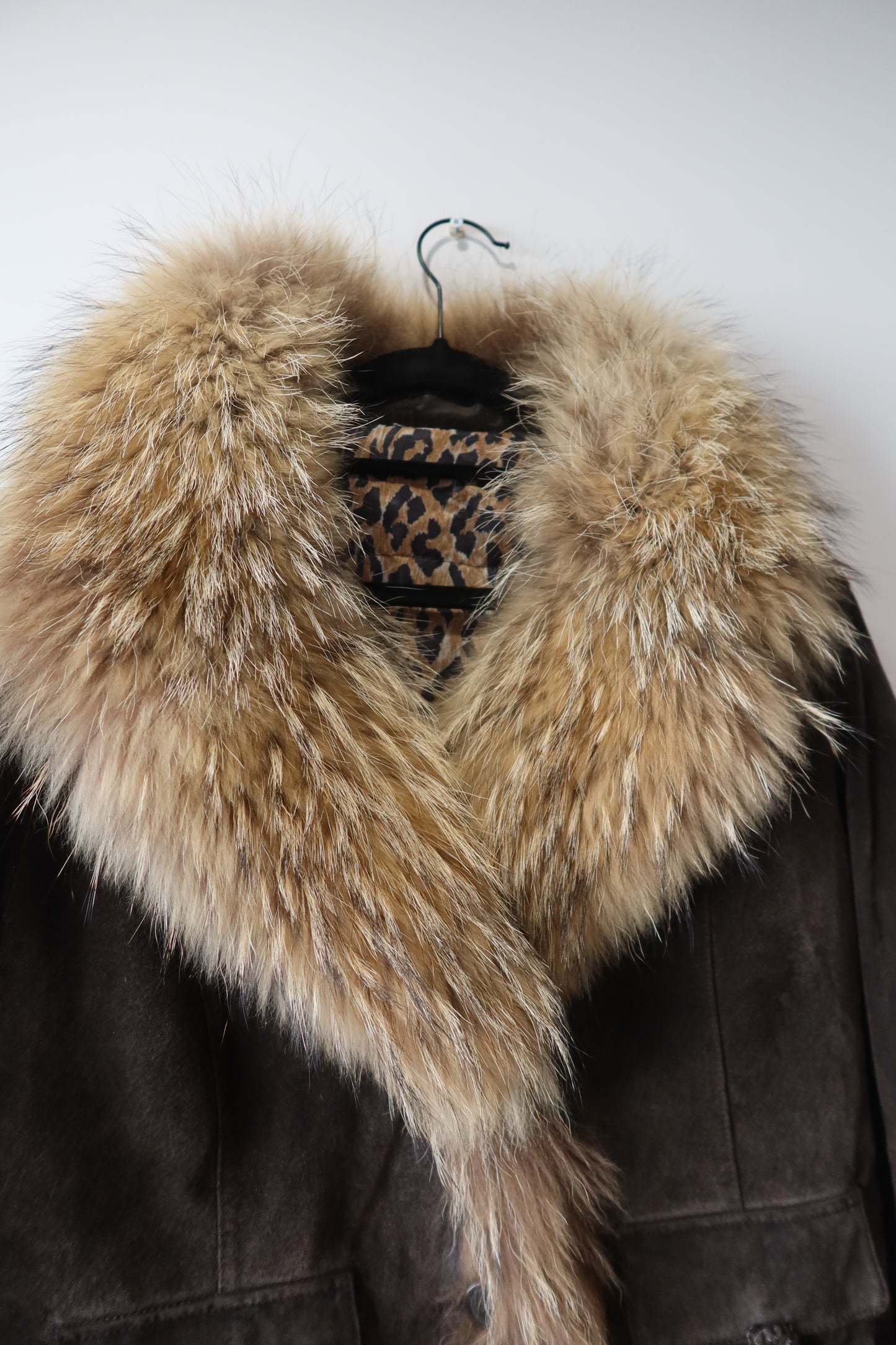 Veste en cuir avec bordures en fourrure