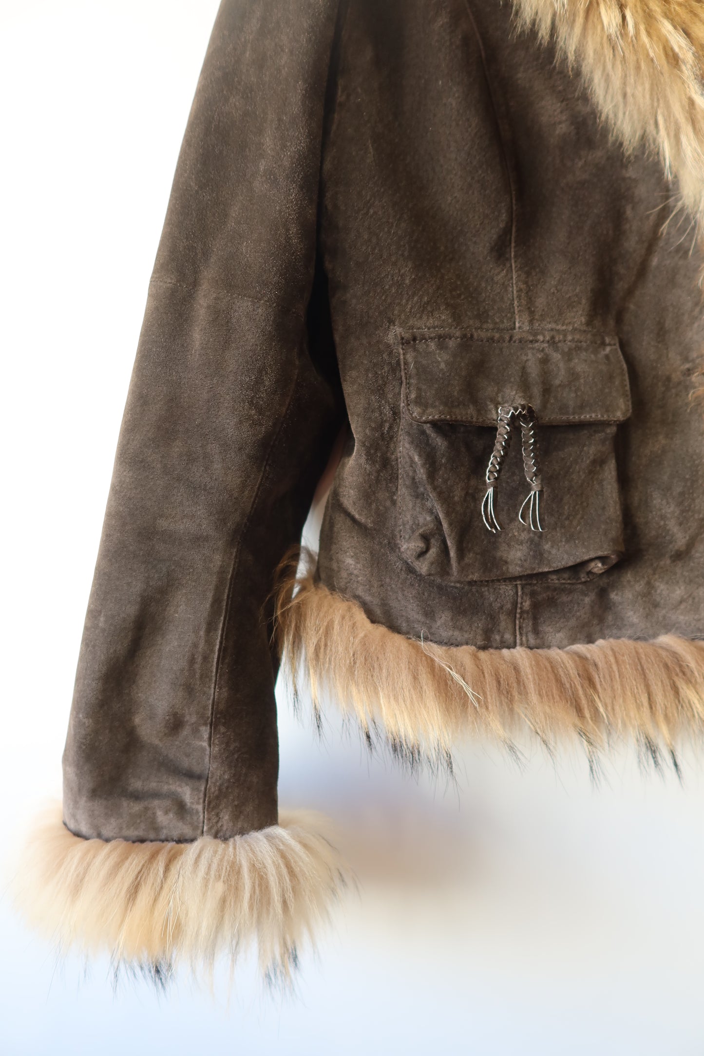 Veste en cuir avec bordures en fourrure