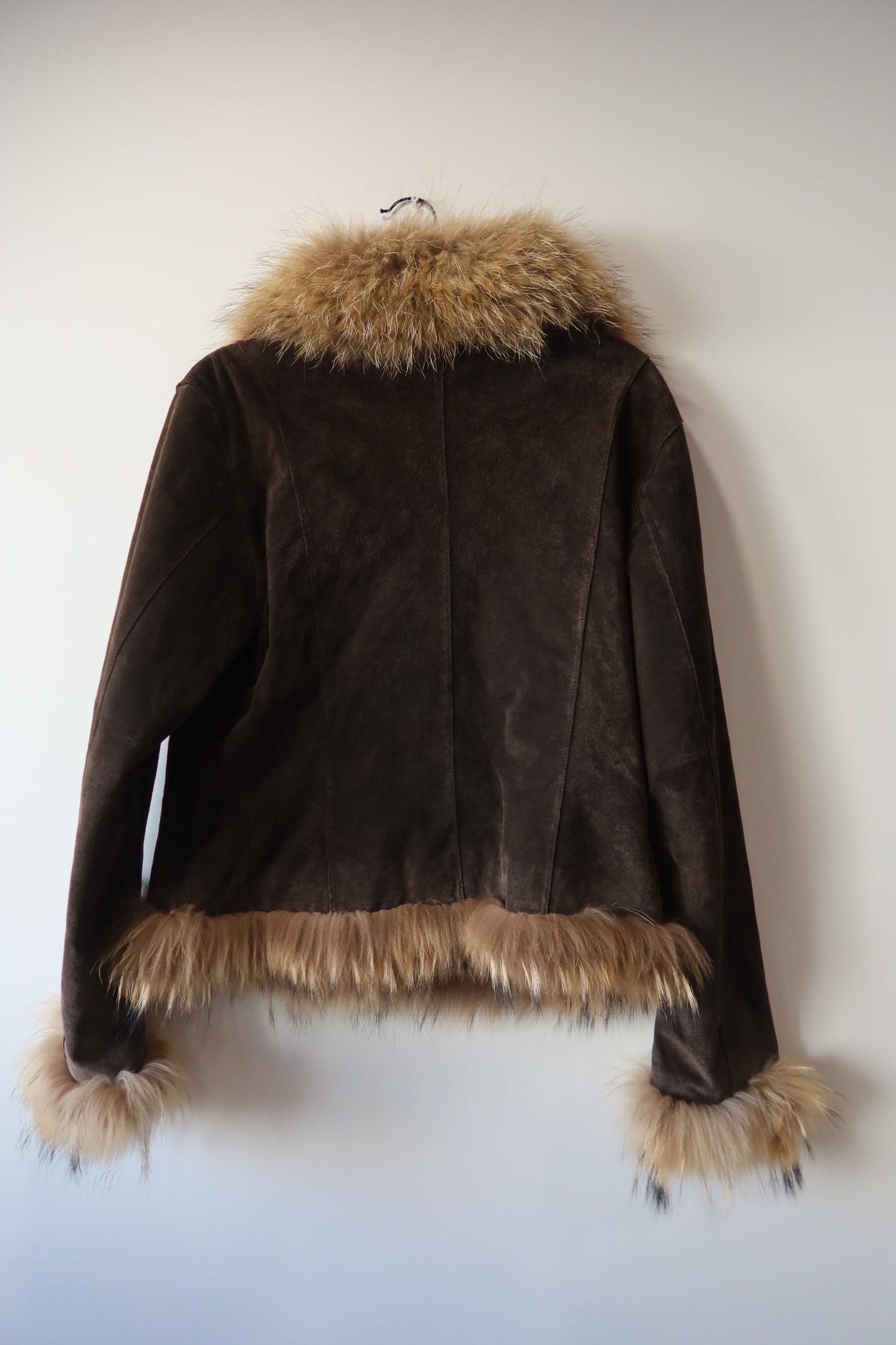 Veste en cuir avec bordures en fourrure