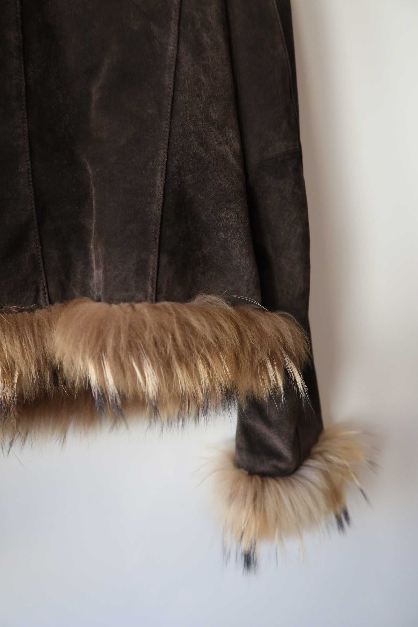 Veste en cuir avec bordures en fourrure
