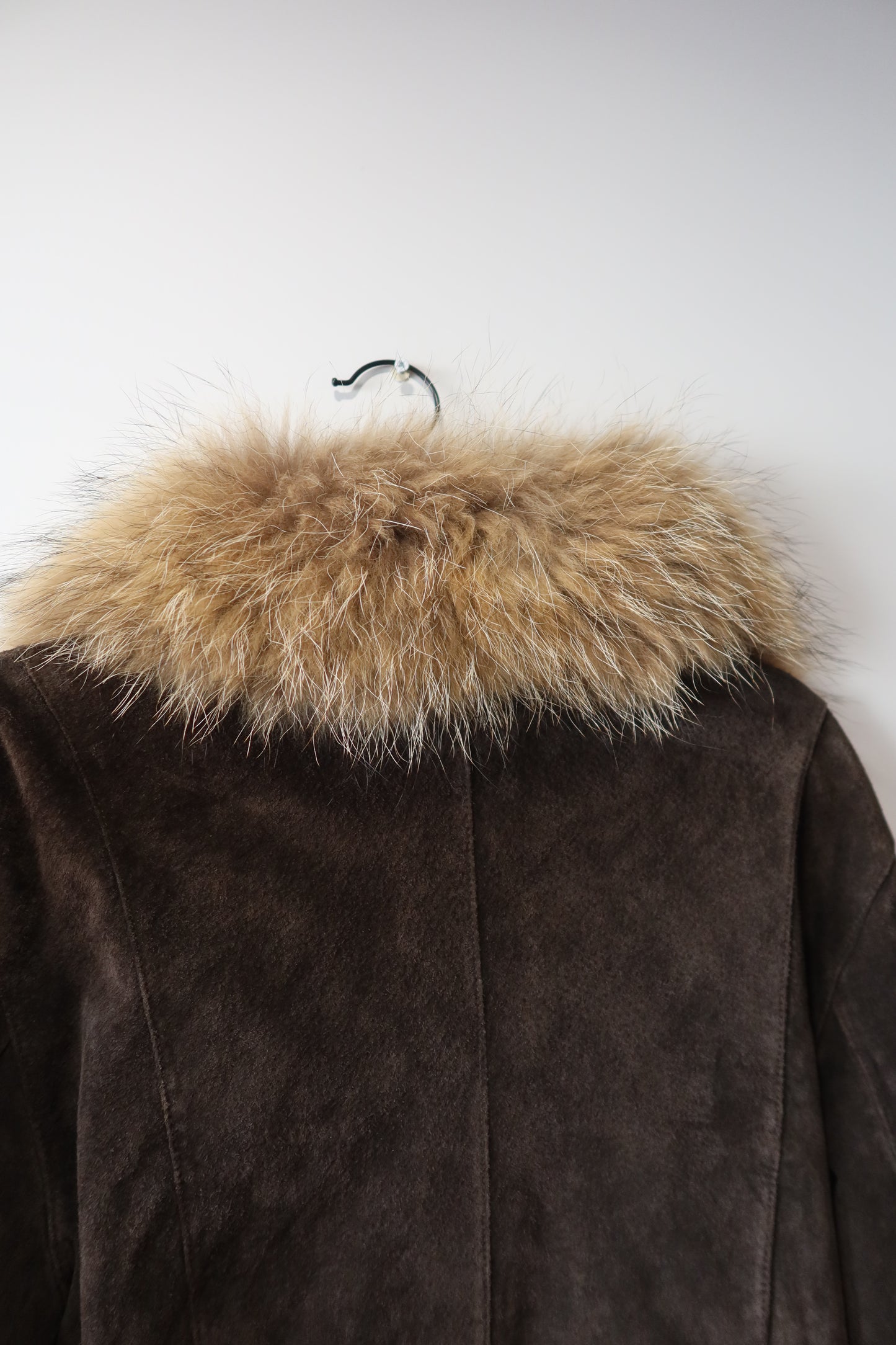 Veste en cuir avec bordures en fourrure