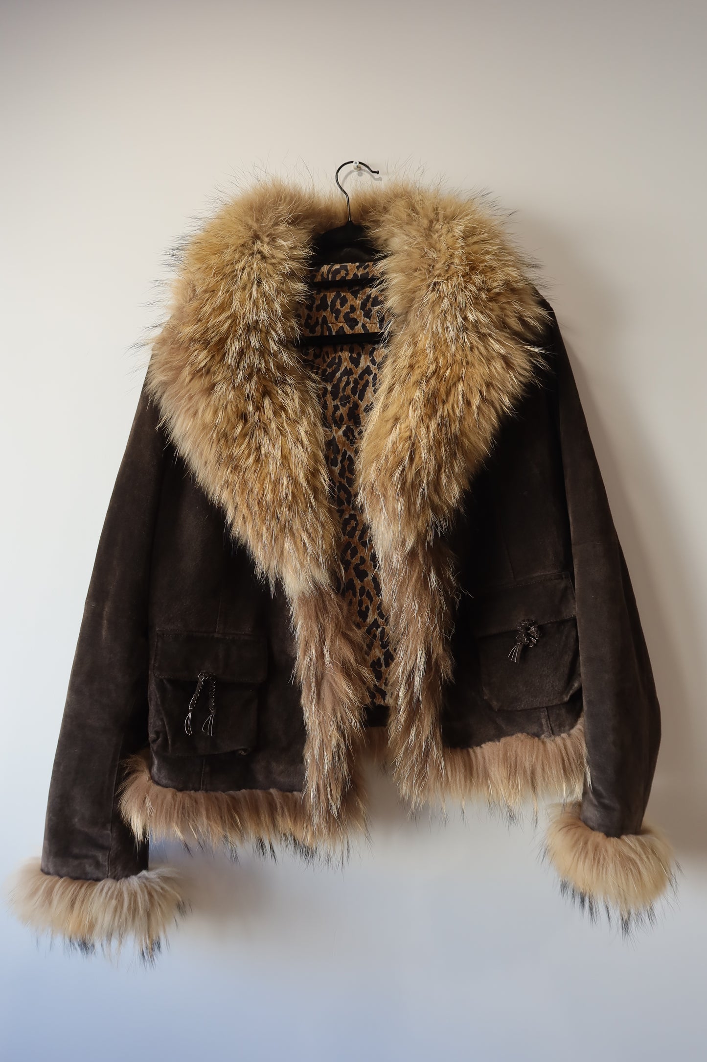 Veste en cuir avec bordures en fourrure