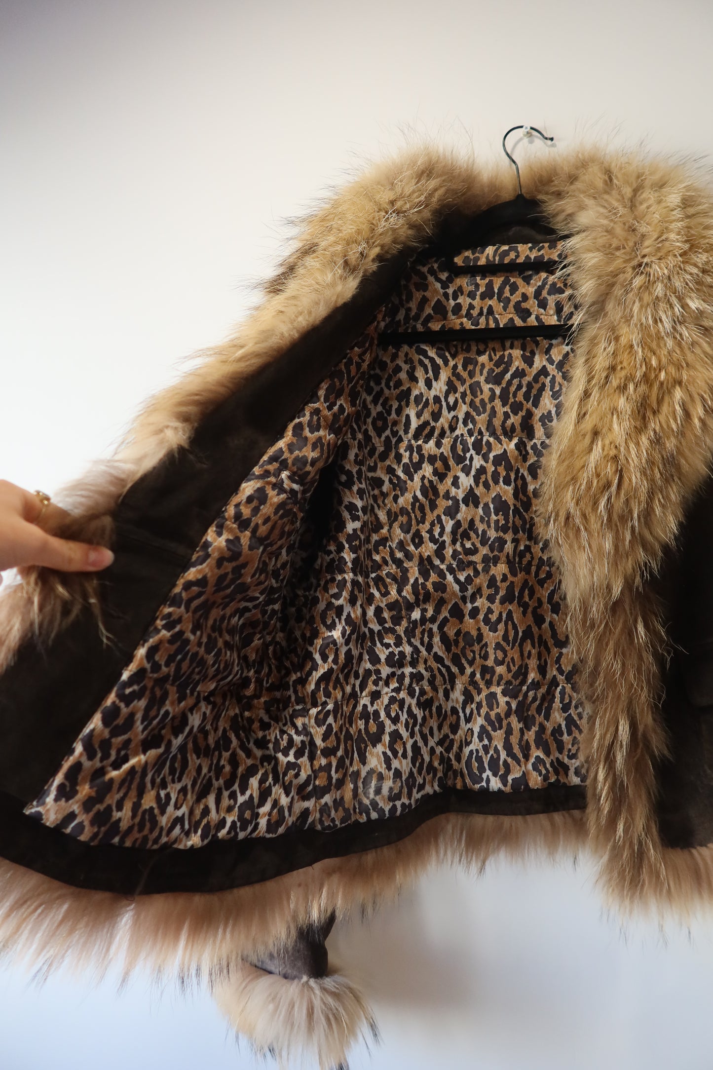 Veste en cuir avec bordures en fourrure