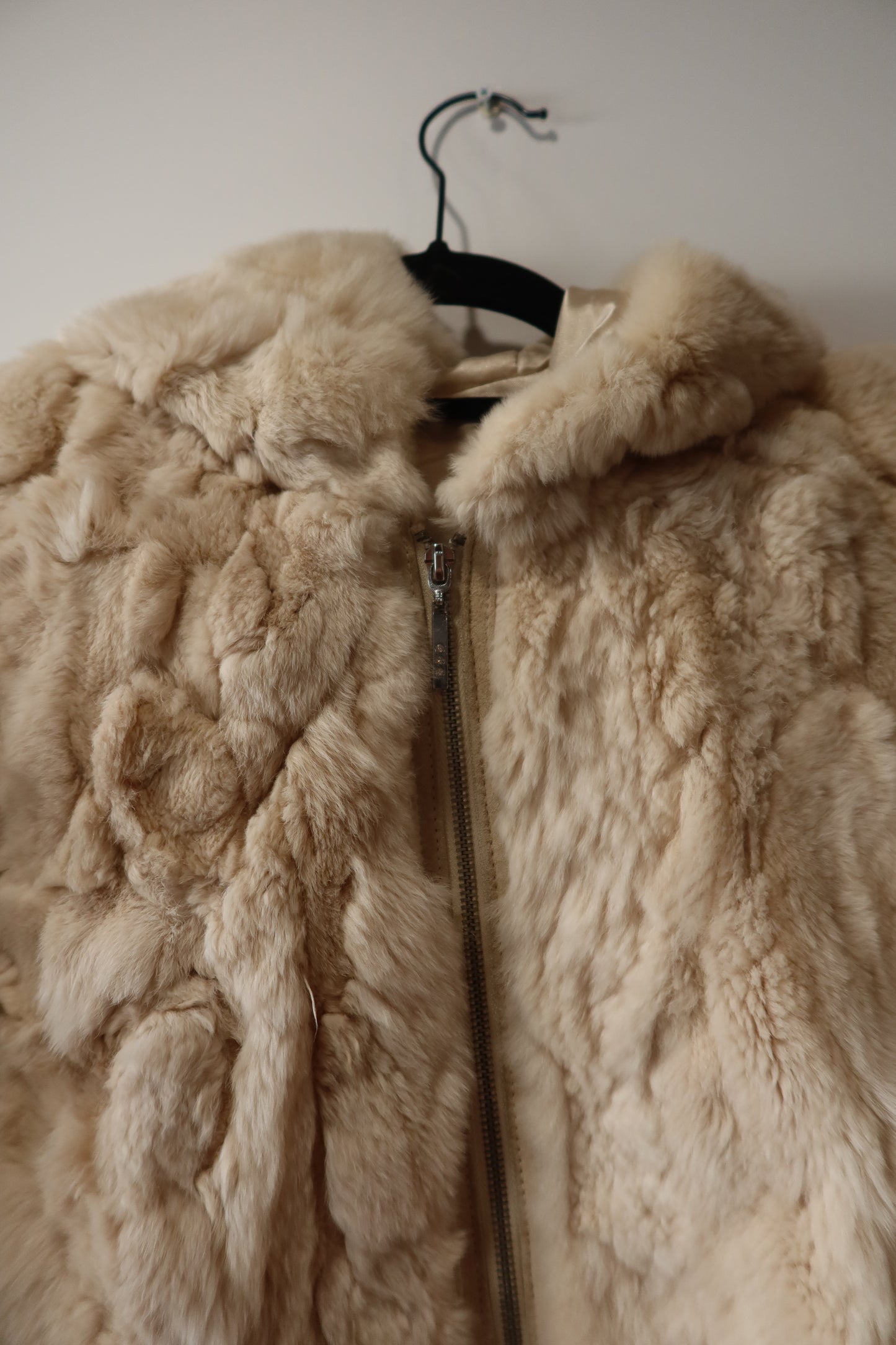 Veste à capuche en fourrure crème