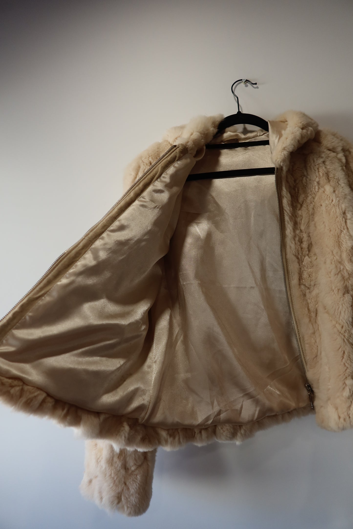 Veste à capuche en fourrure crème