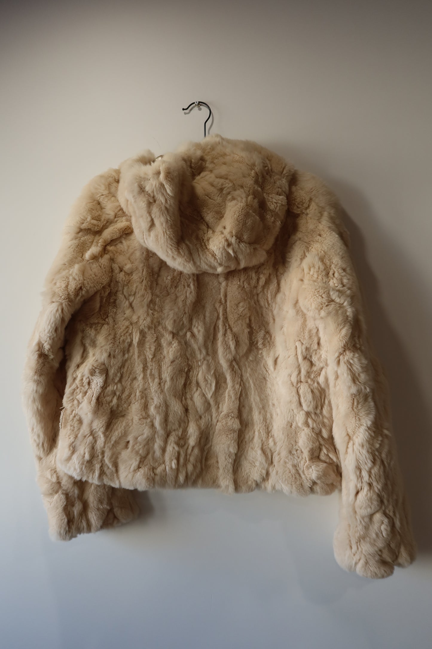 Veste à capuche en fourrure crème