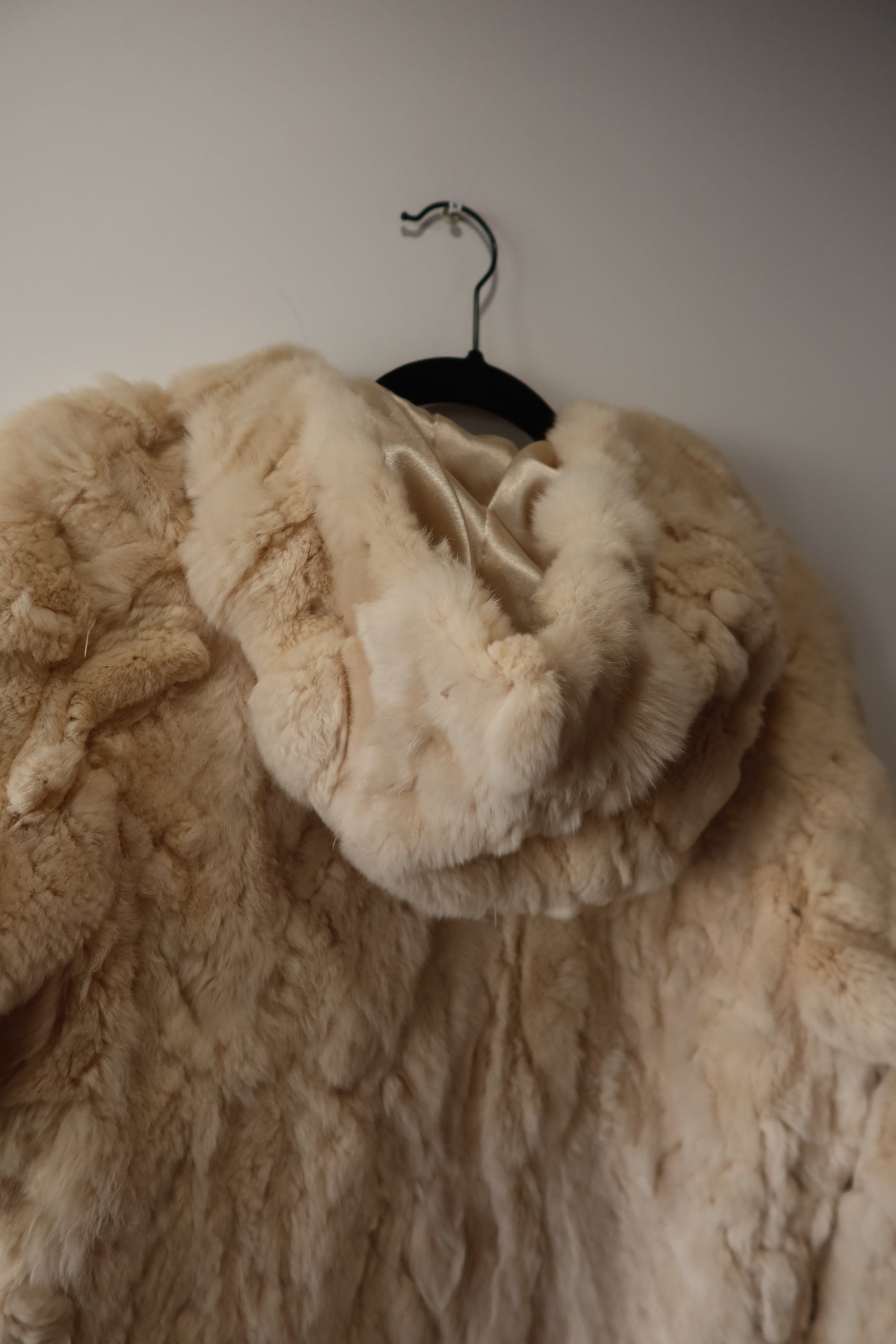 Veste à capuche en fourrure crème