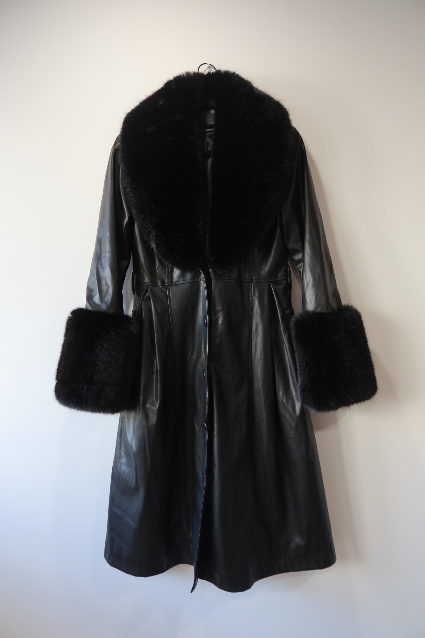 Manteau en simili cuir noir et bordures en fausse fourrure