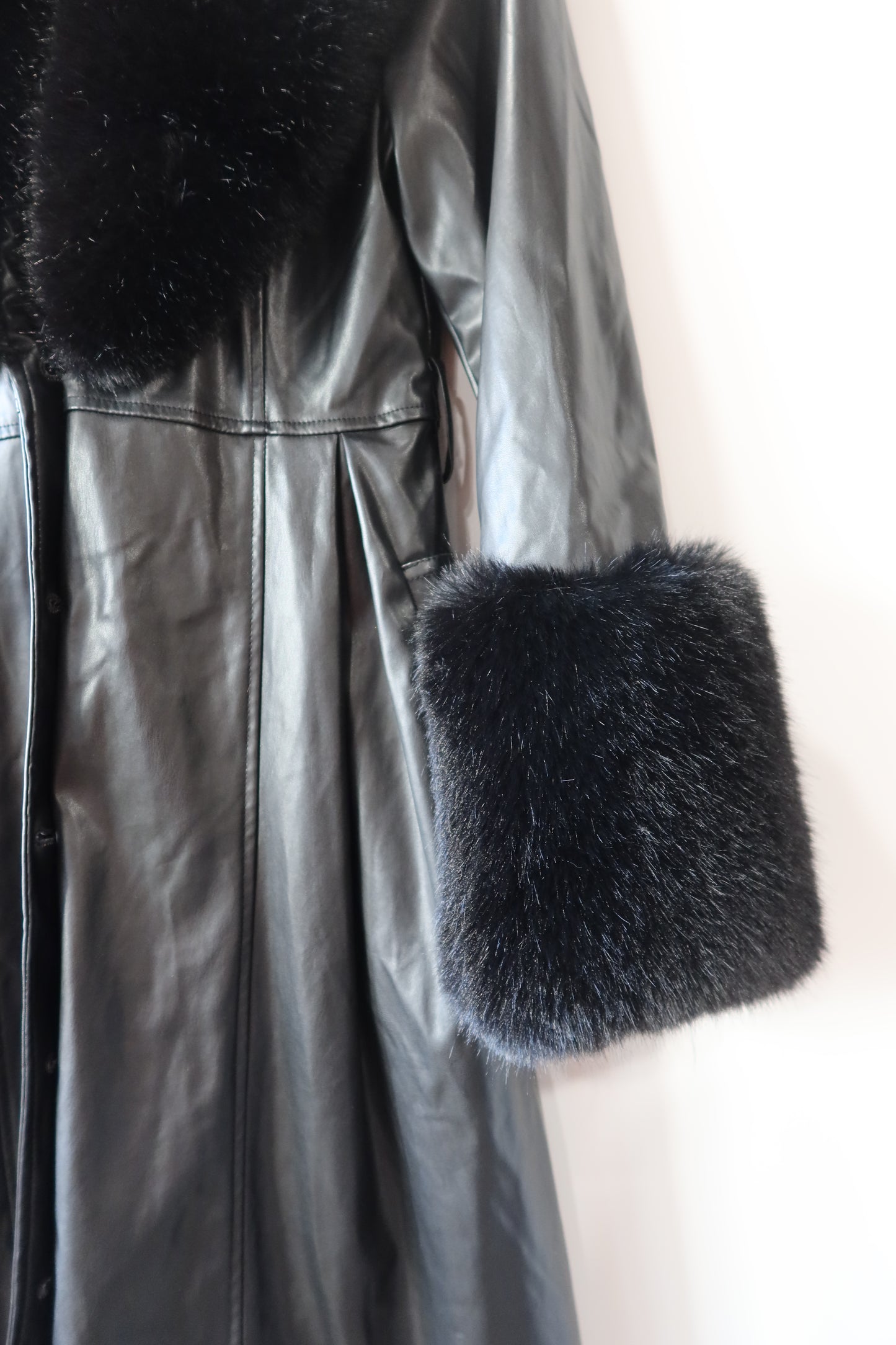 Manteau en simili cuir noir et bordures en fausse fourrure