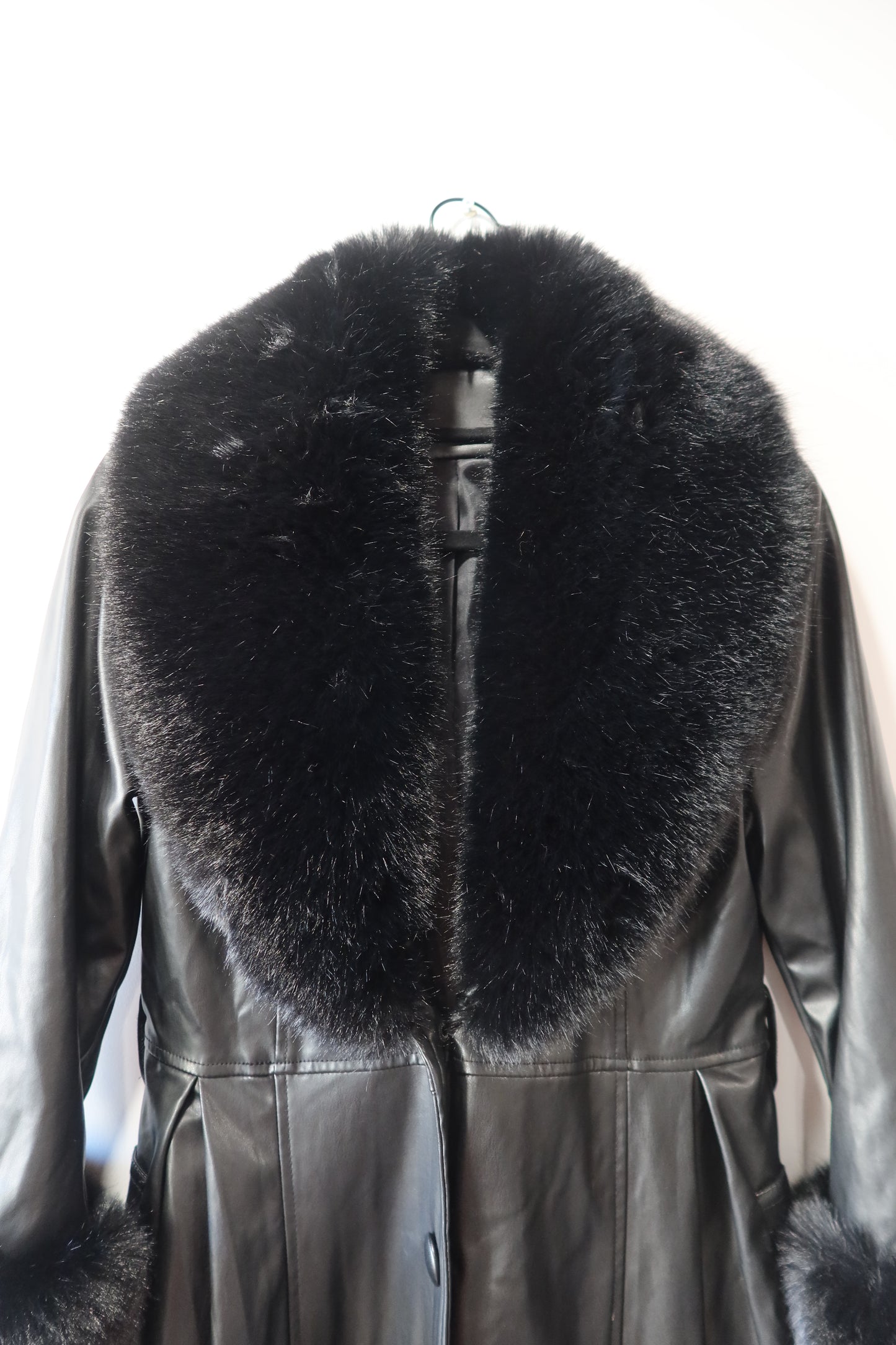 Manteau en simili cuir noir et bordures en fausse fourrure