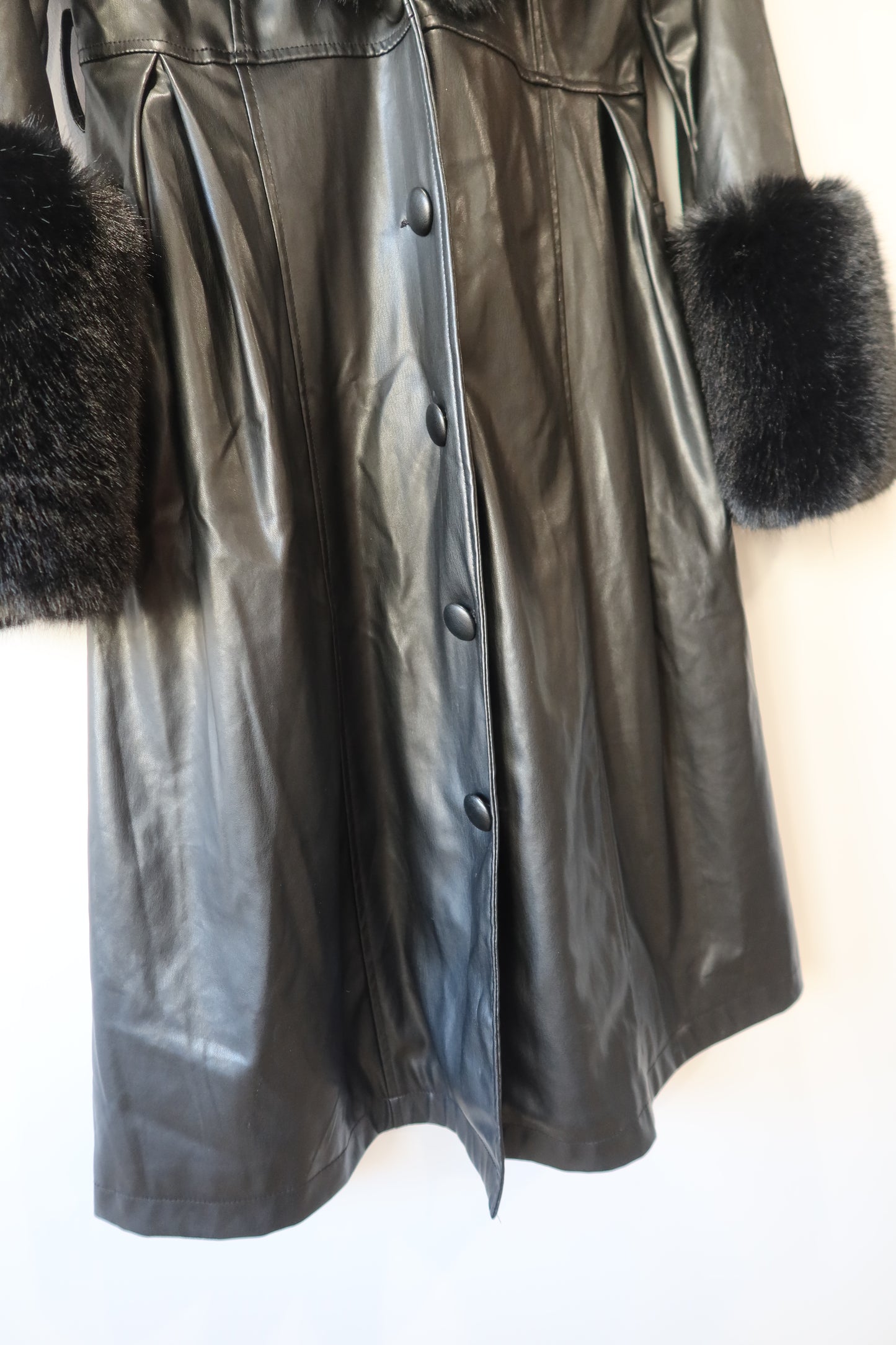 Manteau en simili cuir noir et bordures en fausse fourrure