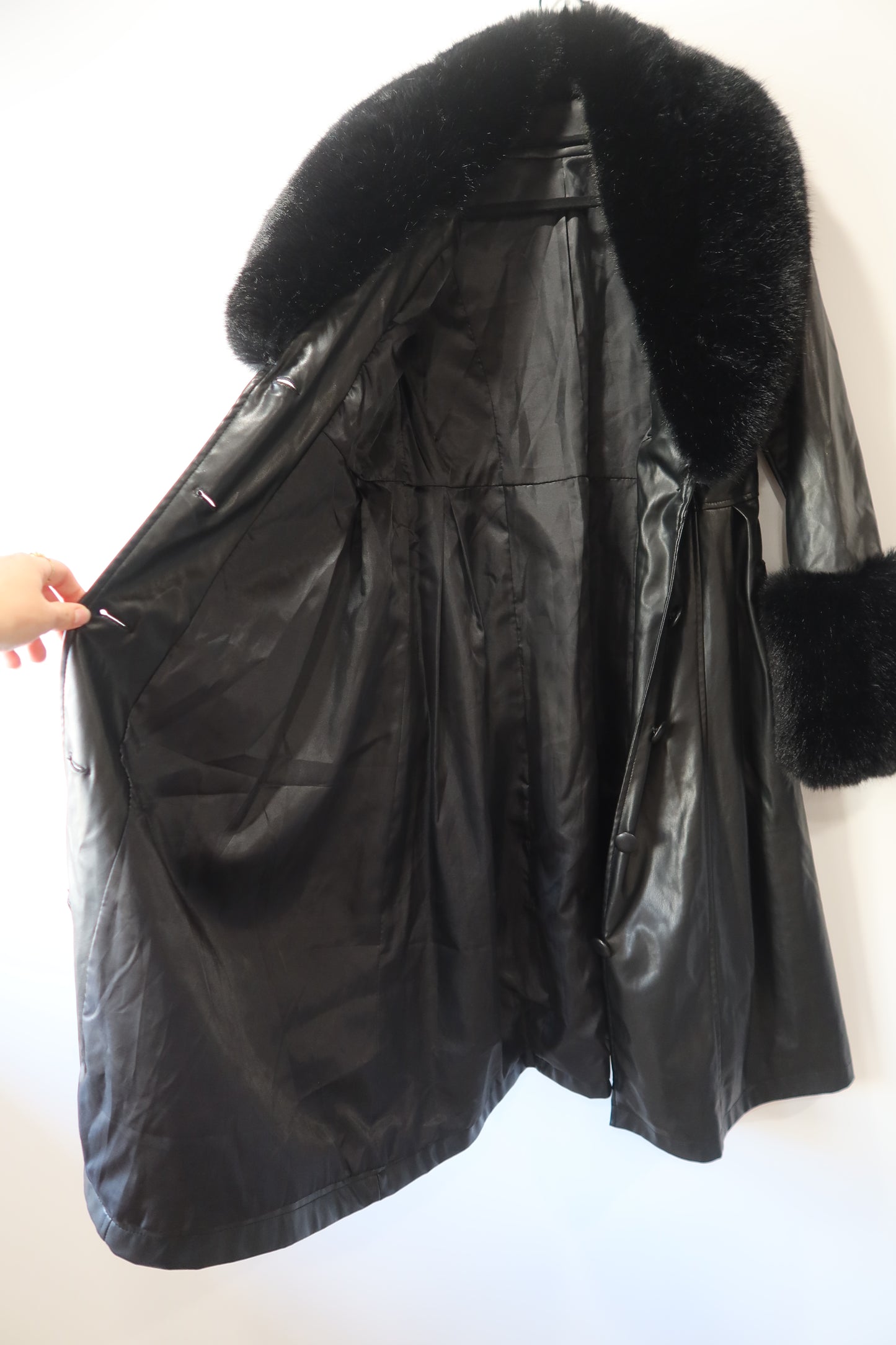 Manteau en simili cuir noir et bordures en fausse fourrure