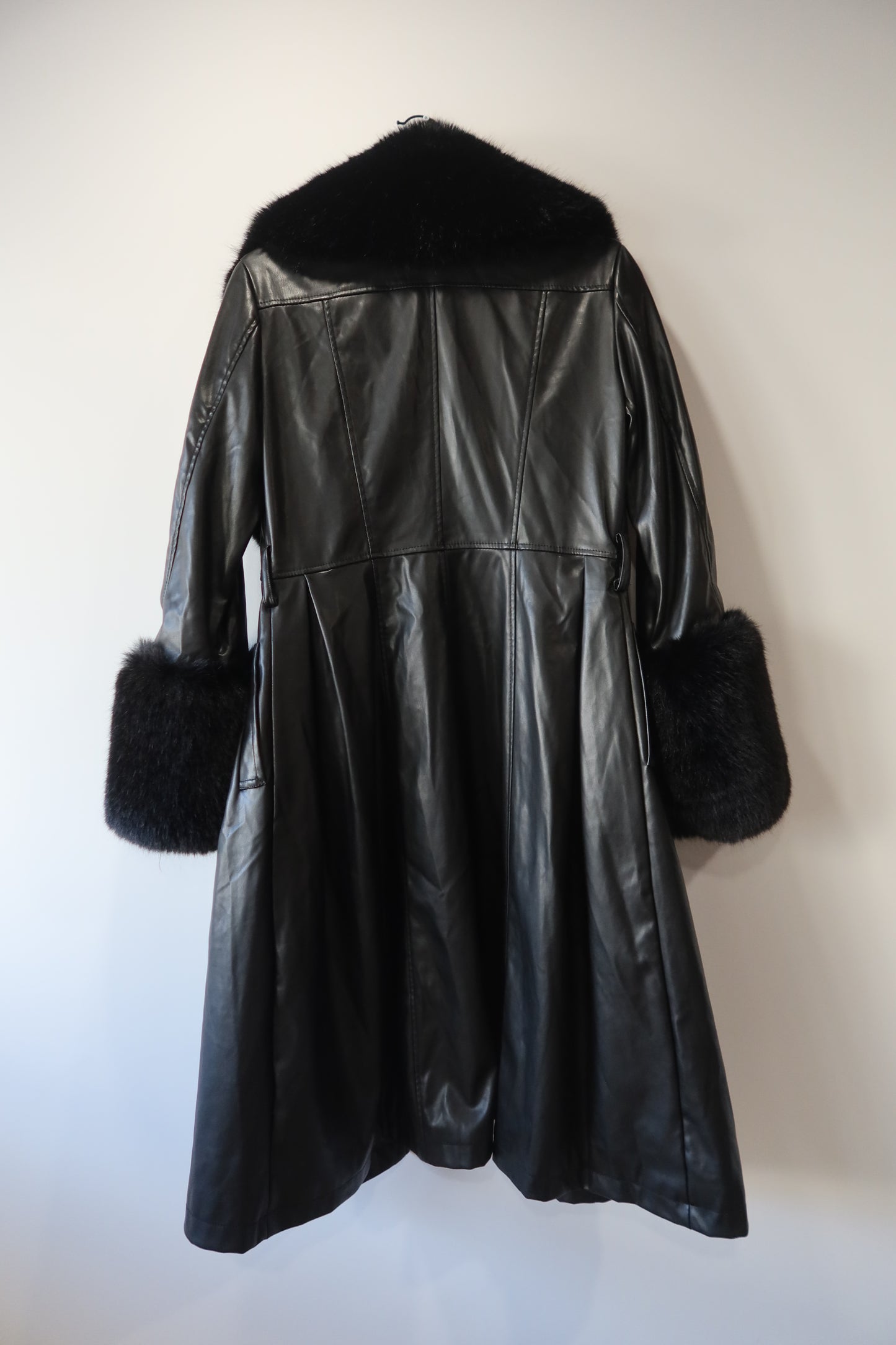 Manteau en simili cuir noir et bordures en fausse fourrure
