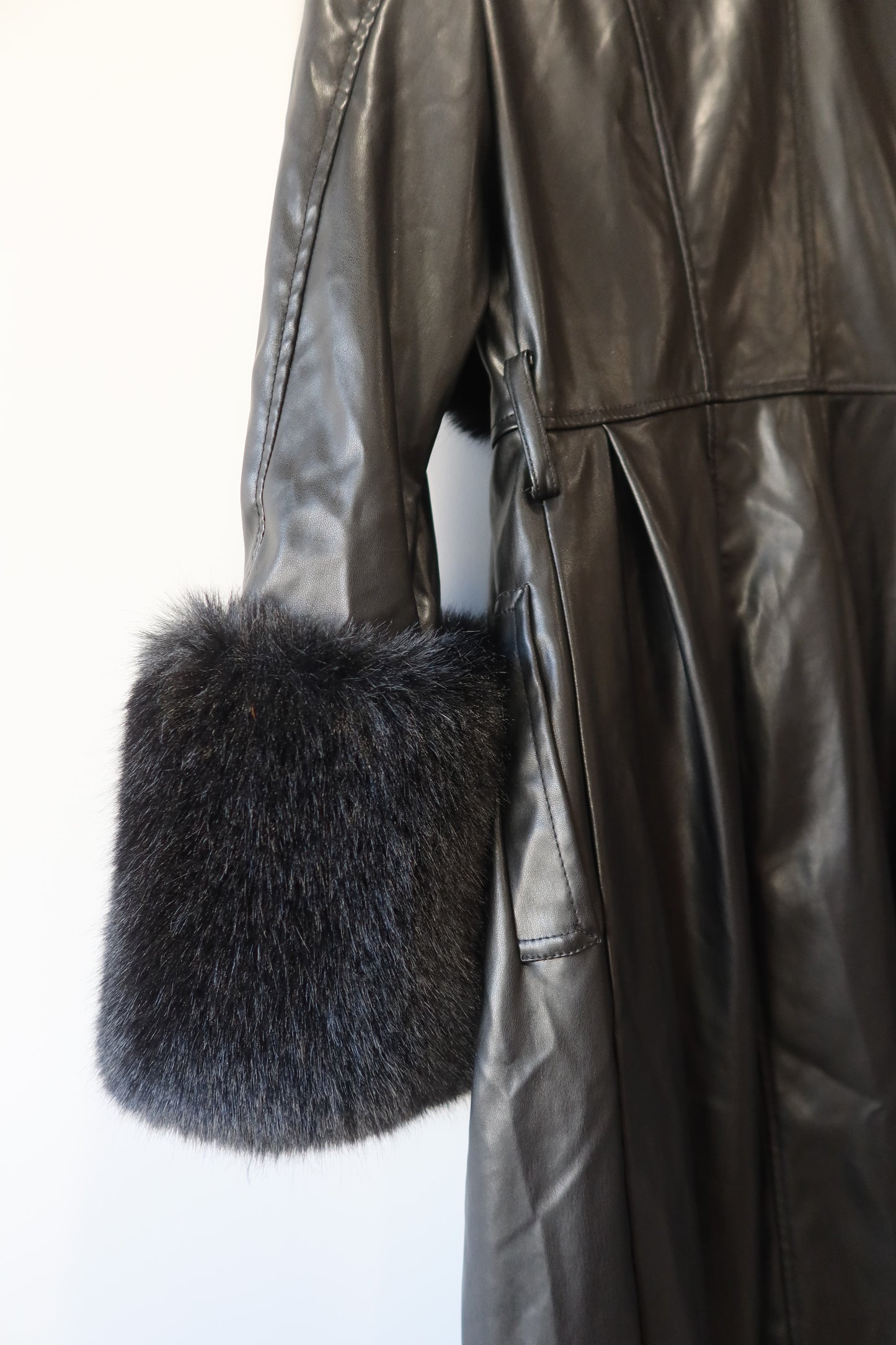 Manteau en simili cuir noir et bordures en fausse fourrure