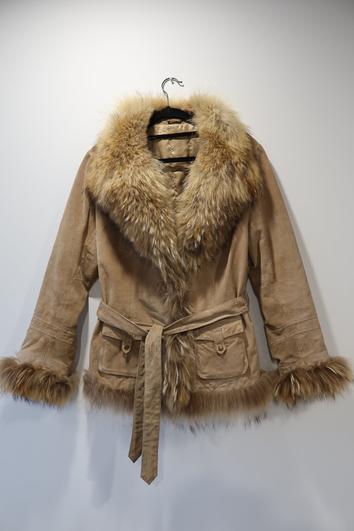 Veste en cuir avec bordures en fourrure beige