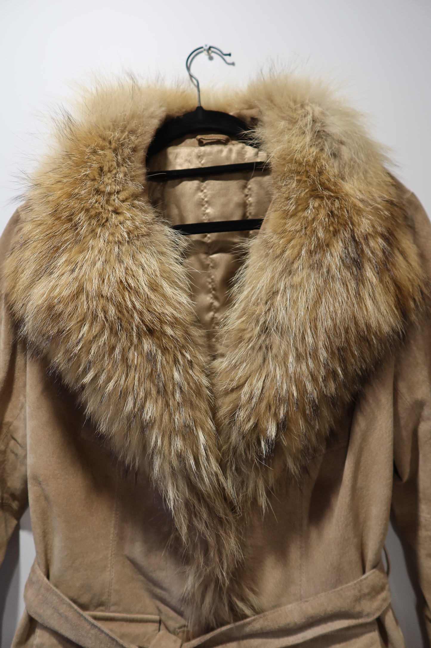 Veste en cuir avec bordures en fourrure beige