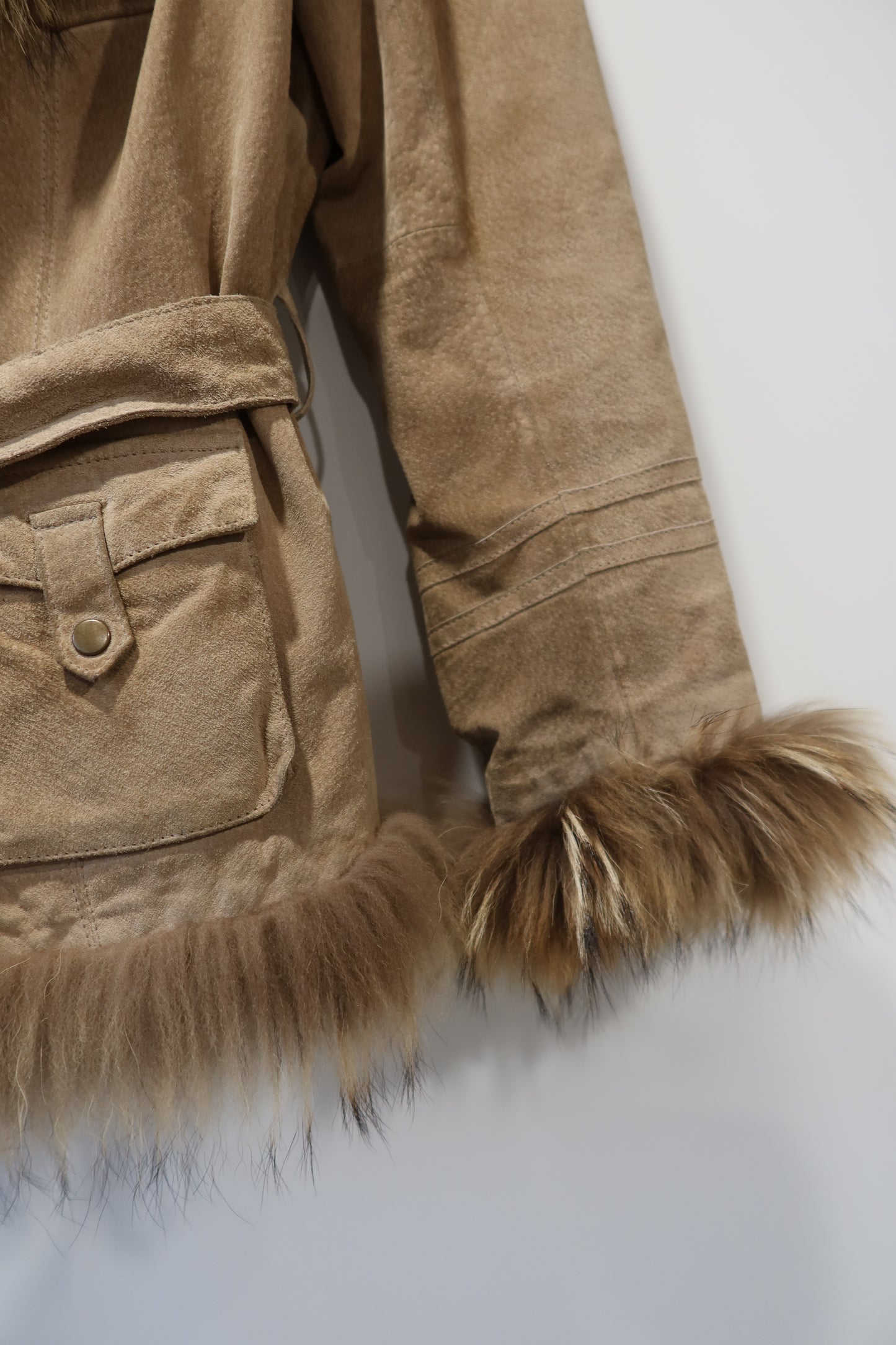 Veste en cuir avec bordures en fourrure beige