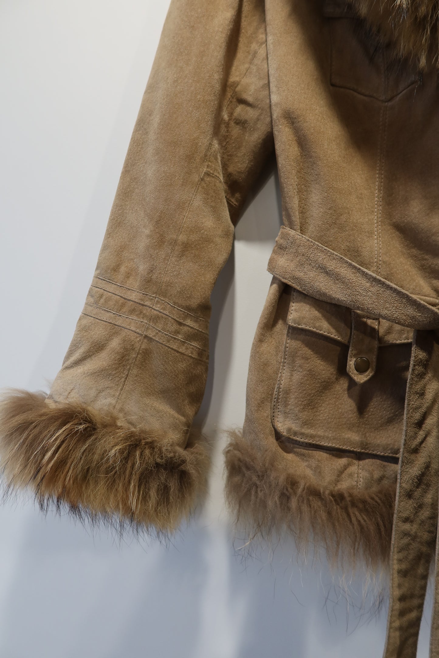 Veste en cuir avec bordures en fourrure beige