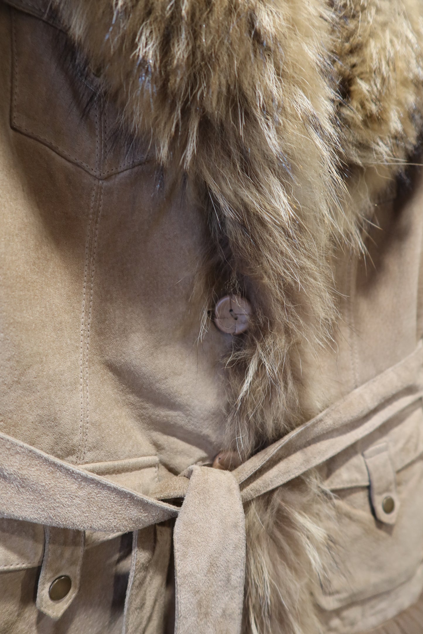 Veste en cuir avec bordures en fourrure beige