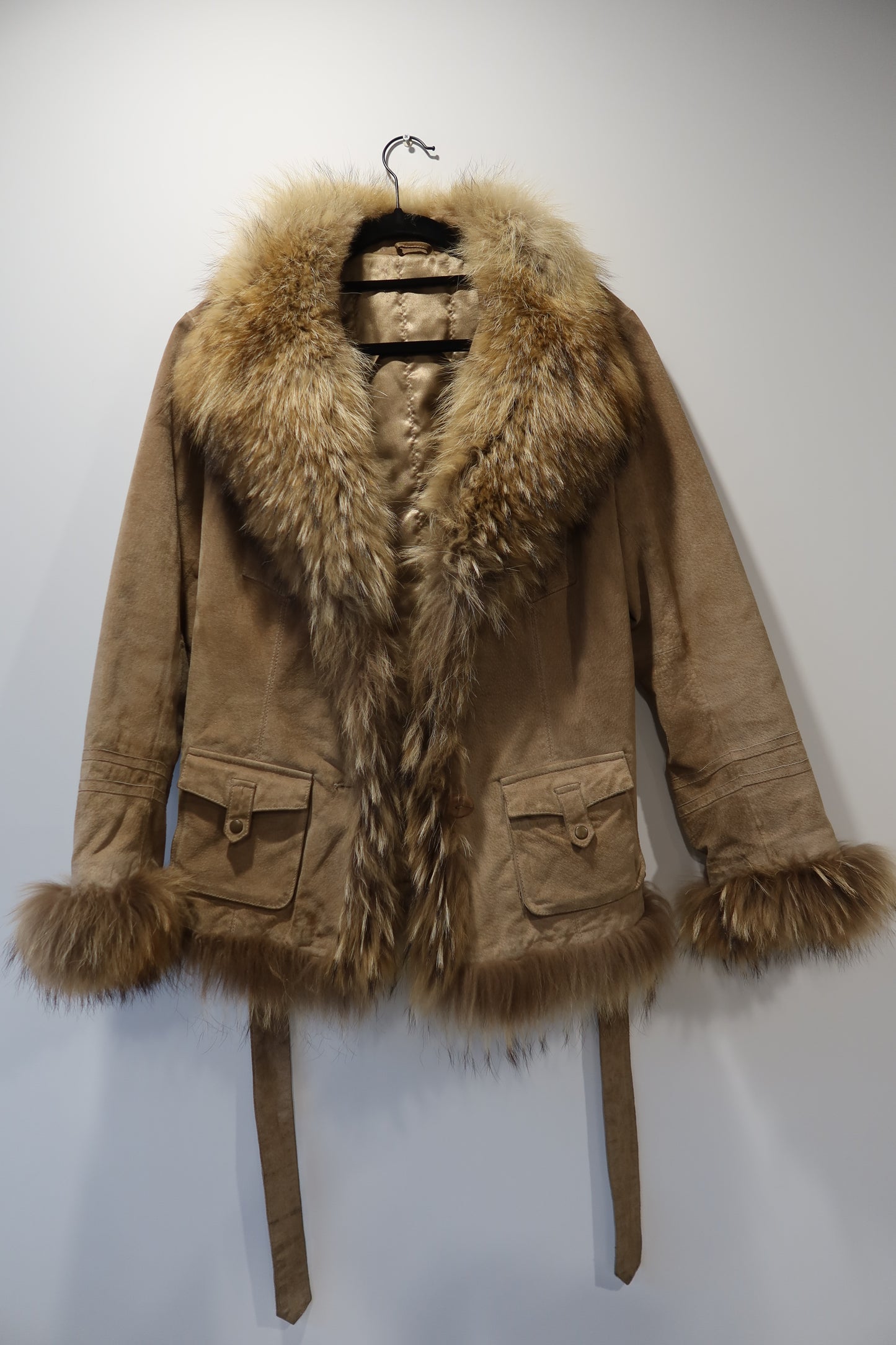 Veste en cuir avec bordures en fourrure beige