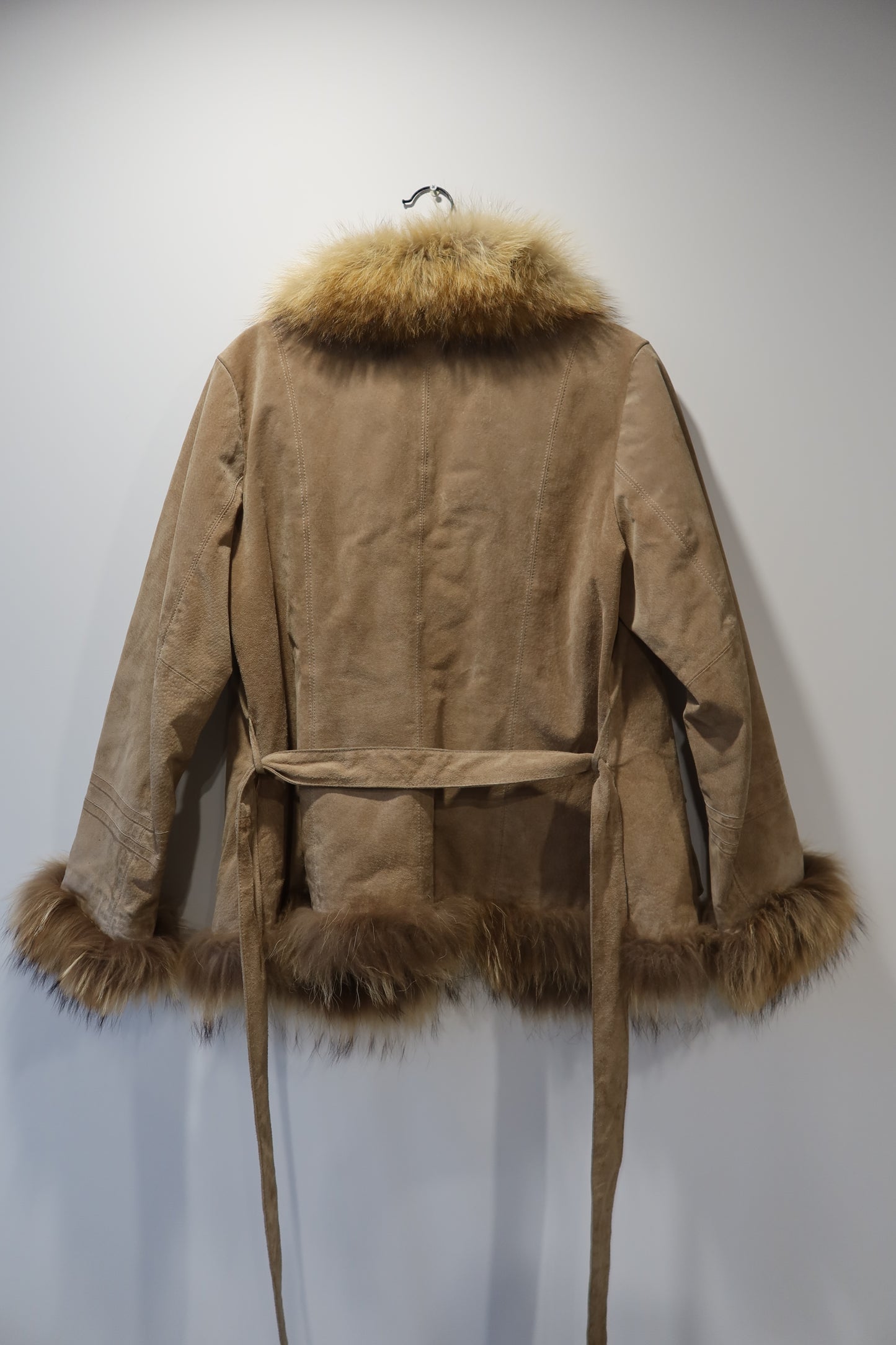 Veste en cuir avec bordures en fourrure beige