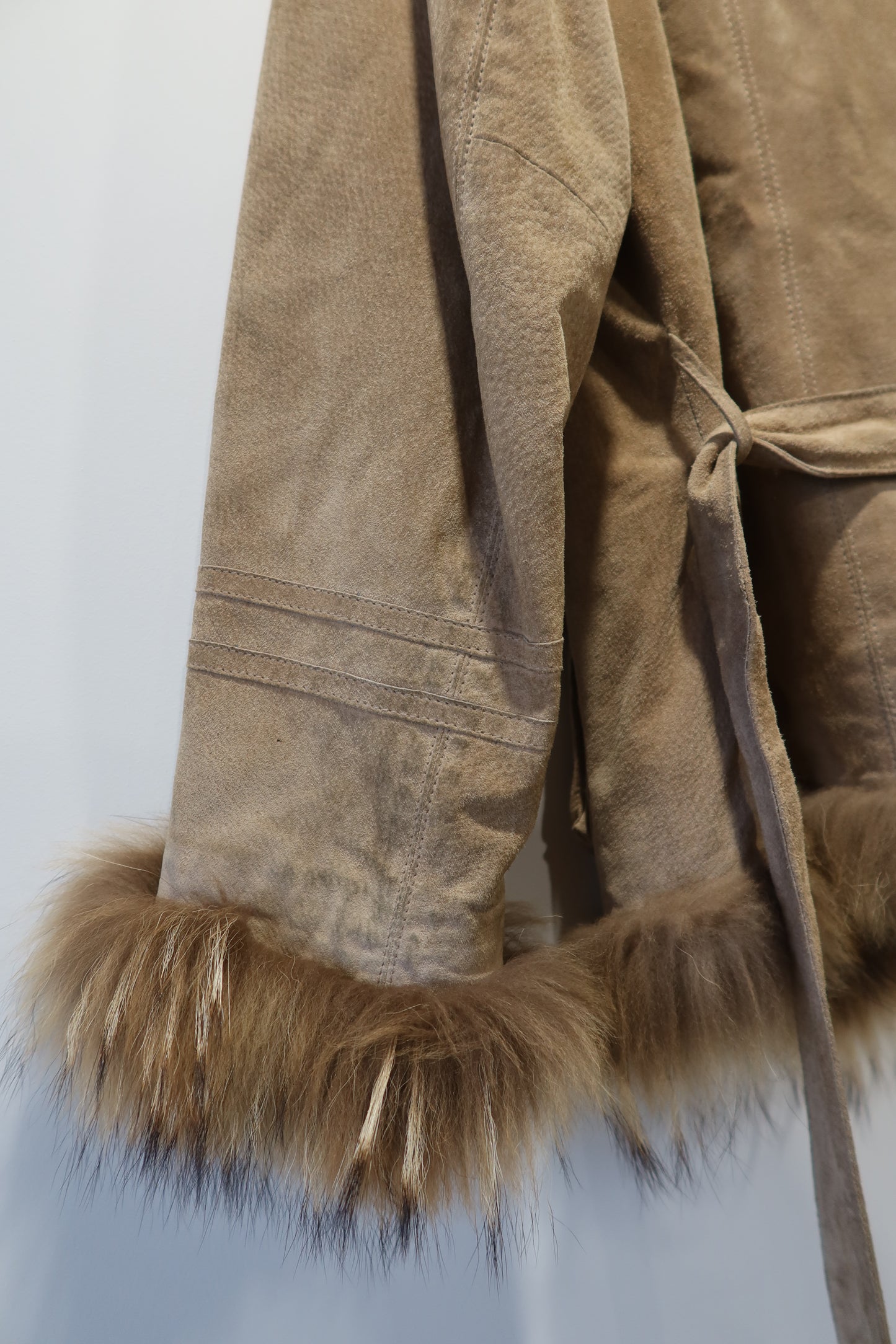 Veste en cuir avec bordures en fourrure beige