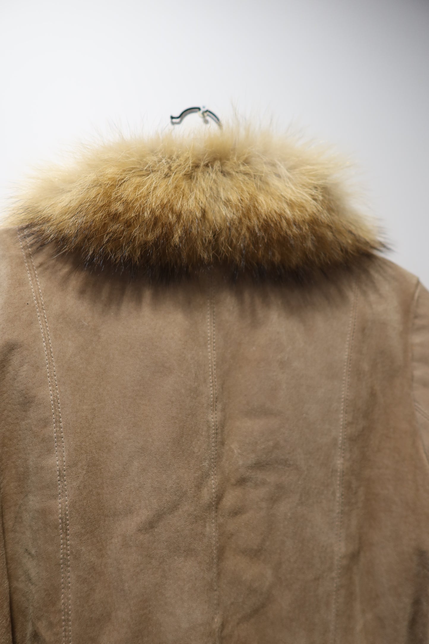 Veste en cuir avec bordures en fourrure beige
