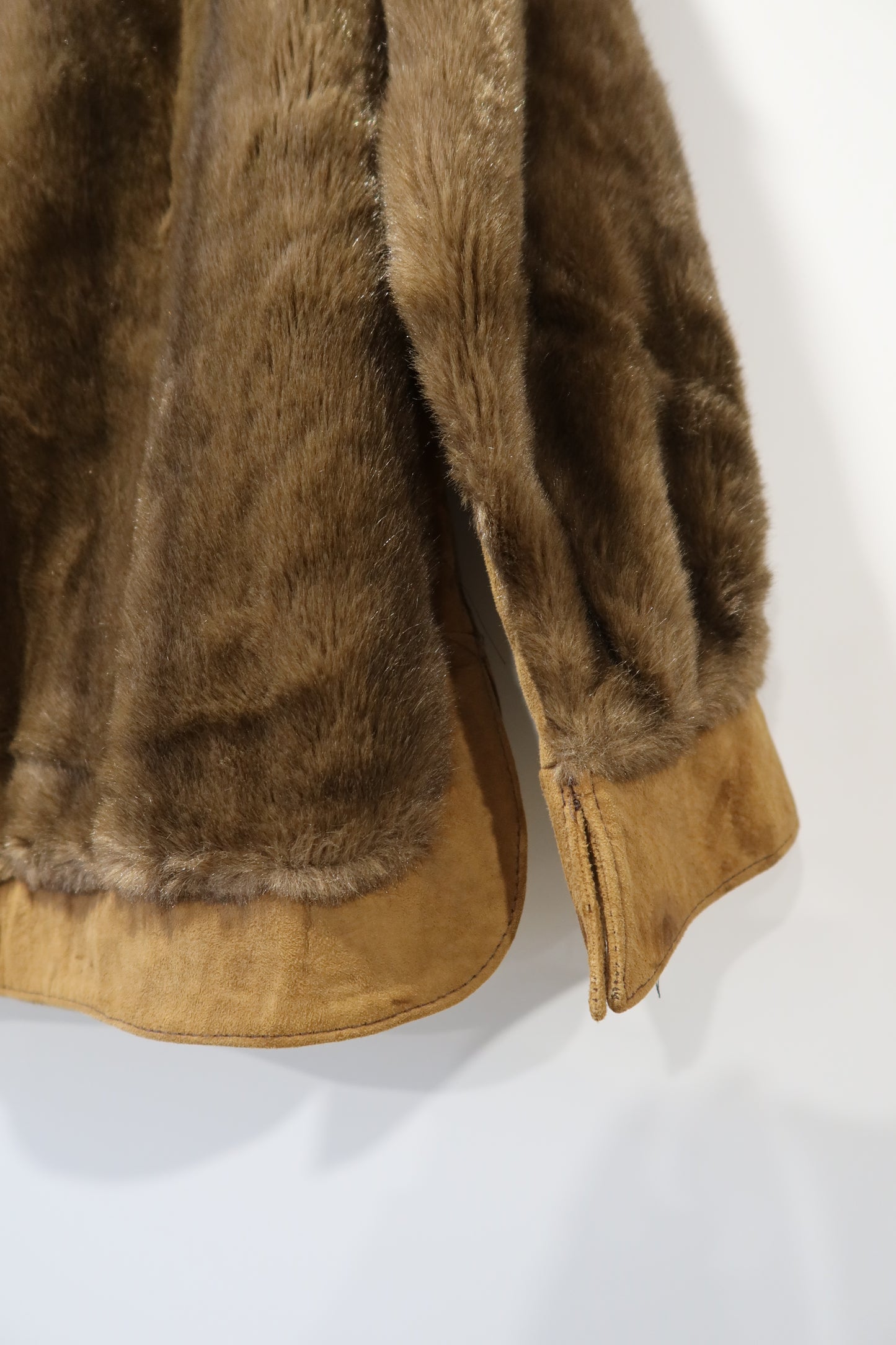Veste marron en cuir et fausse fourrure