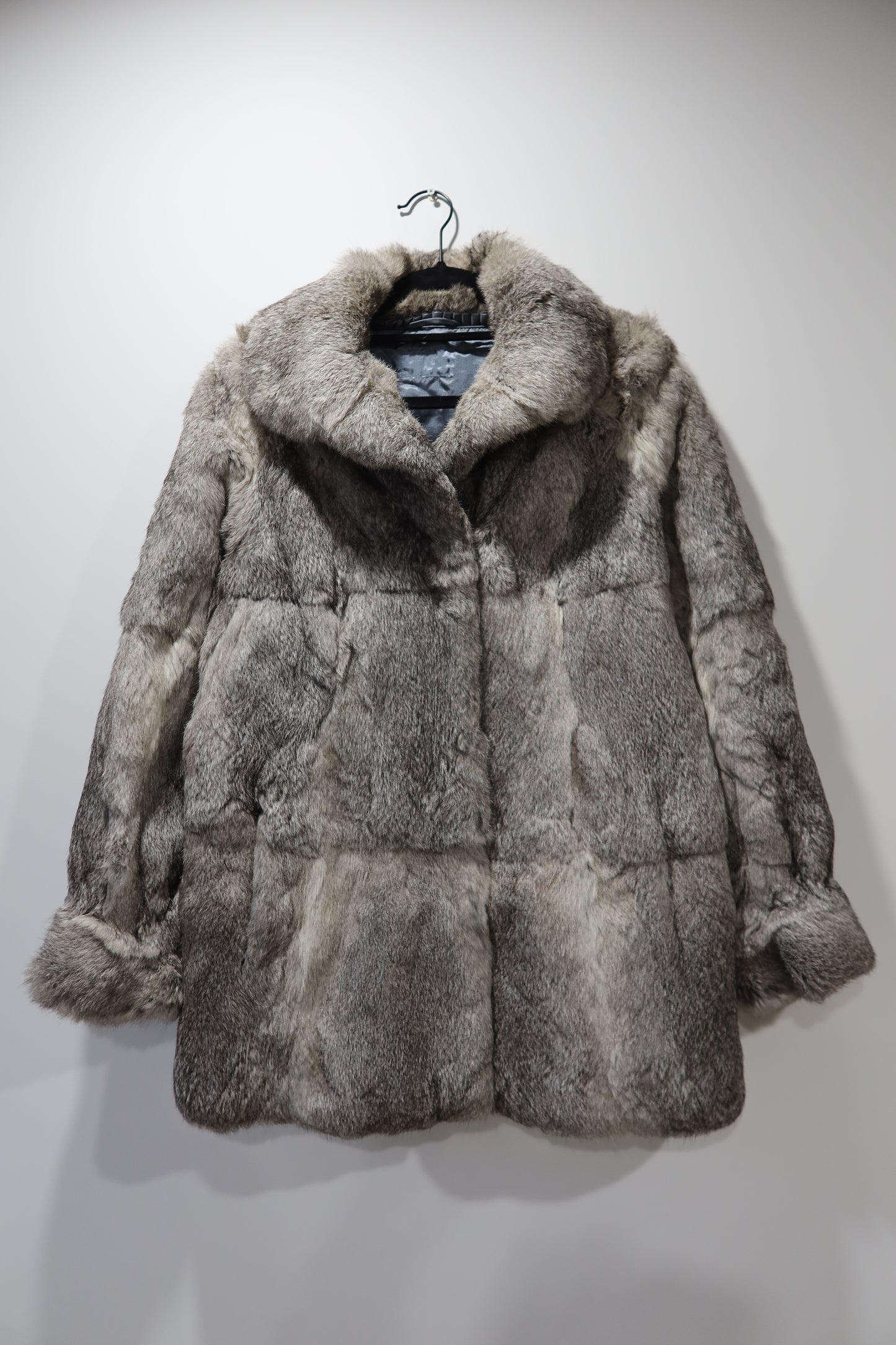 Manteau en fourrure gris