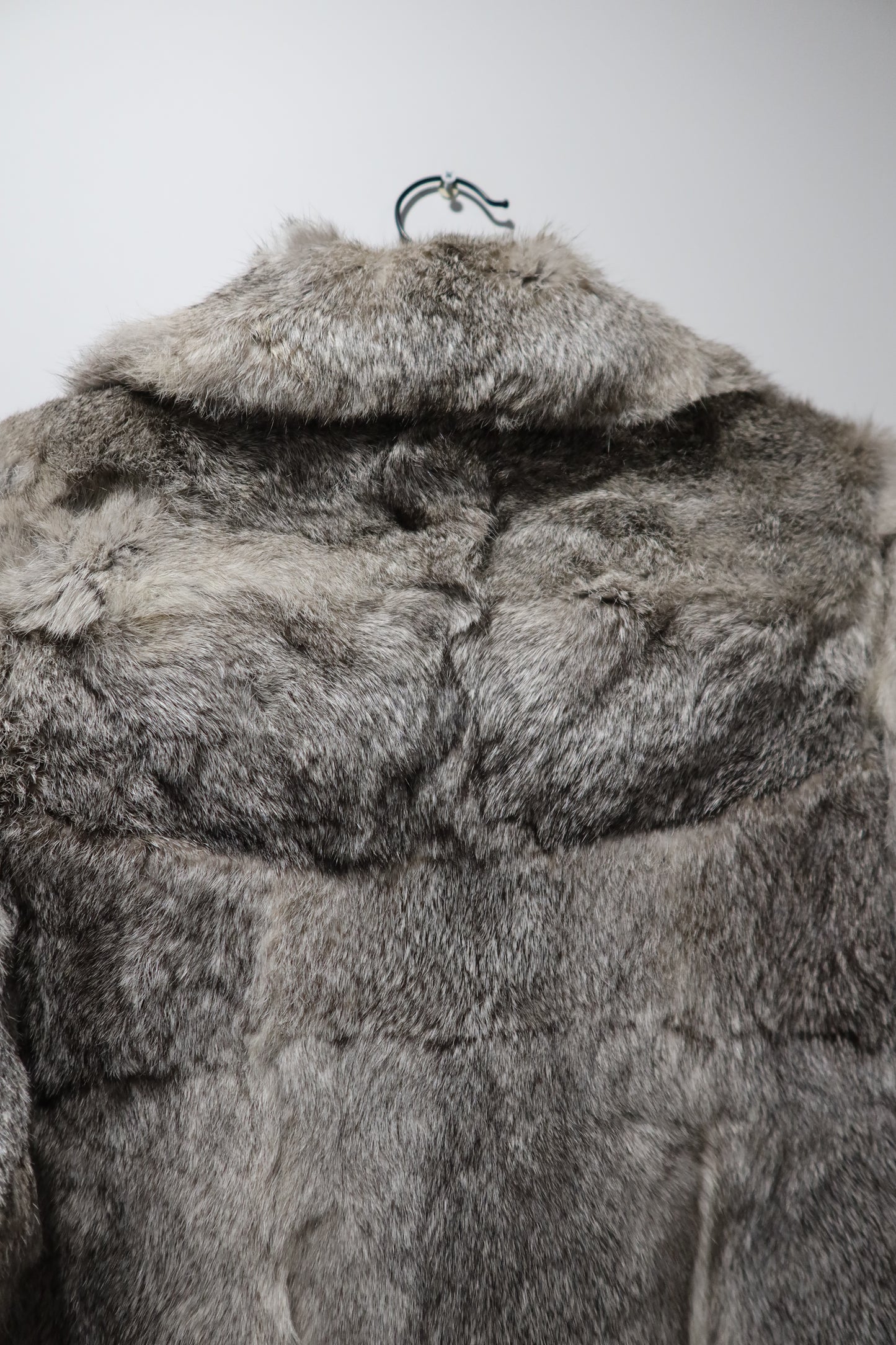 Manteau en fourrure gris