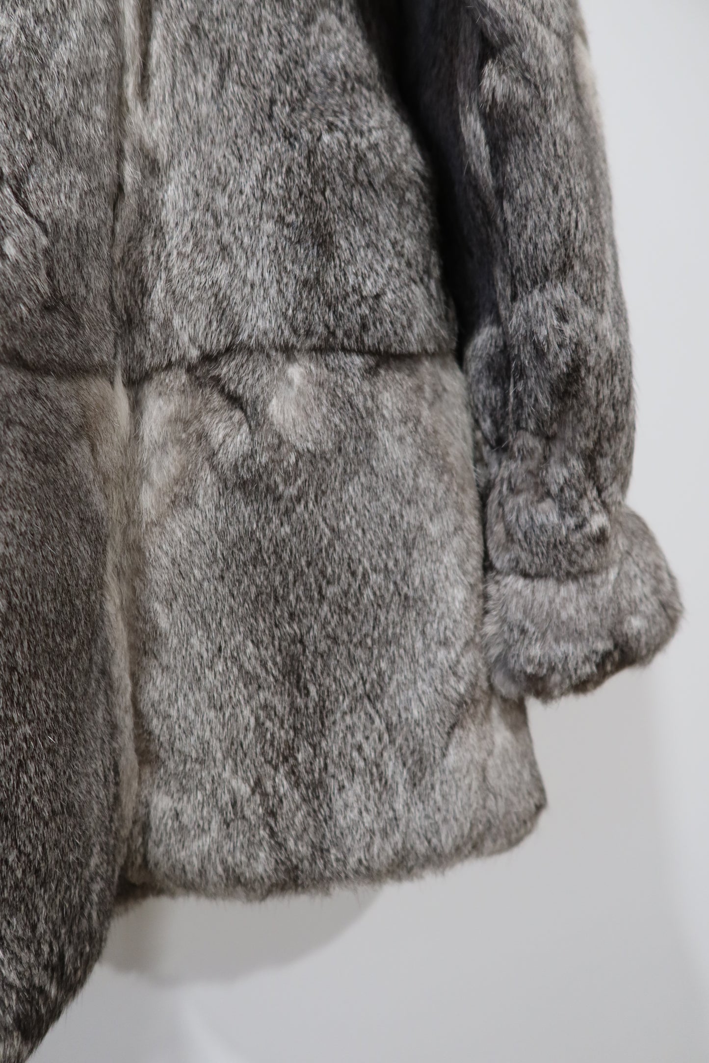 Manteau en fourrure gris