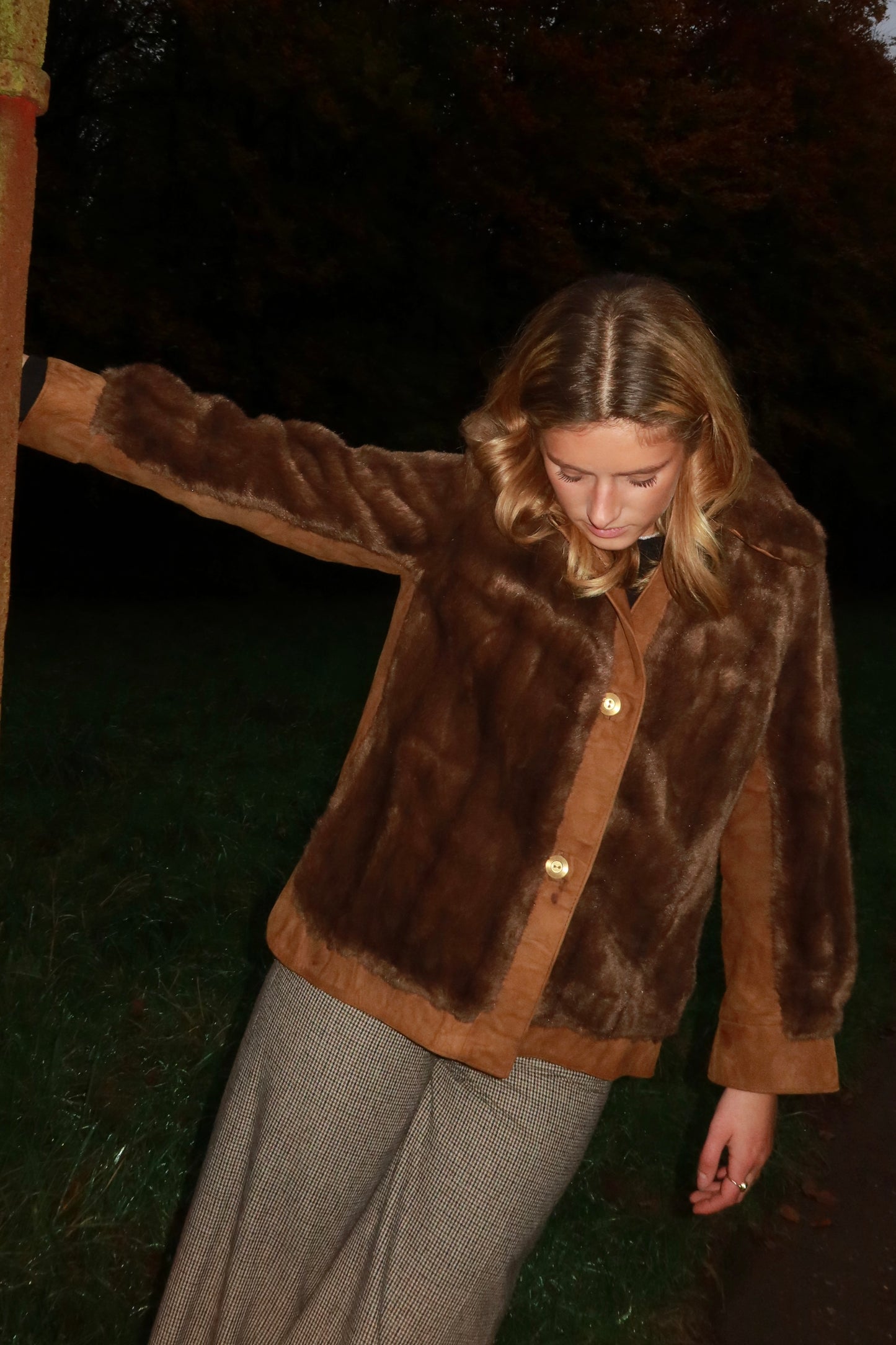 Veste marron en cuir et fausse fourrure