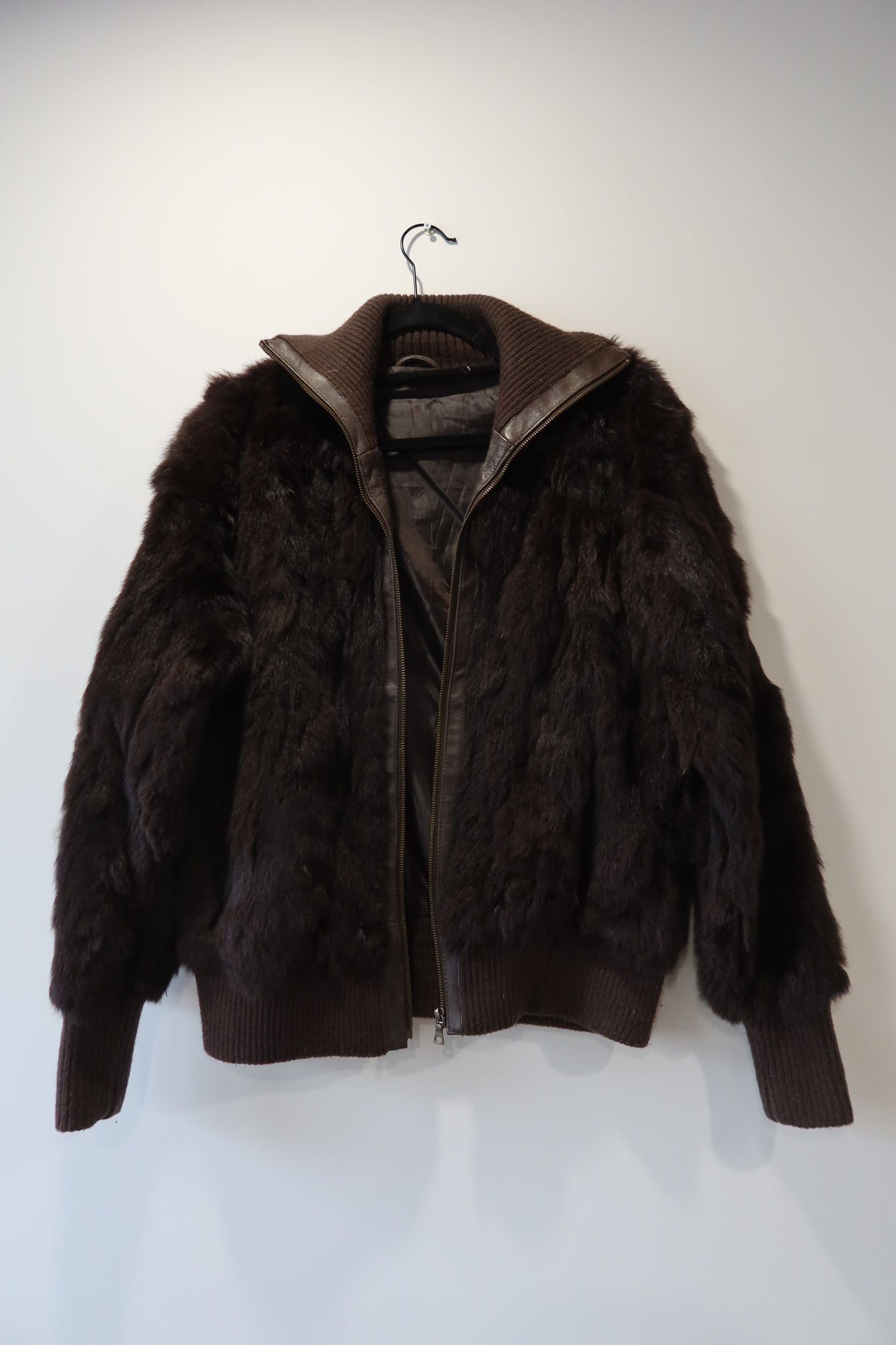 Veste courte en fourrure marron