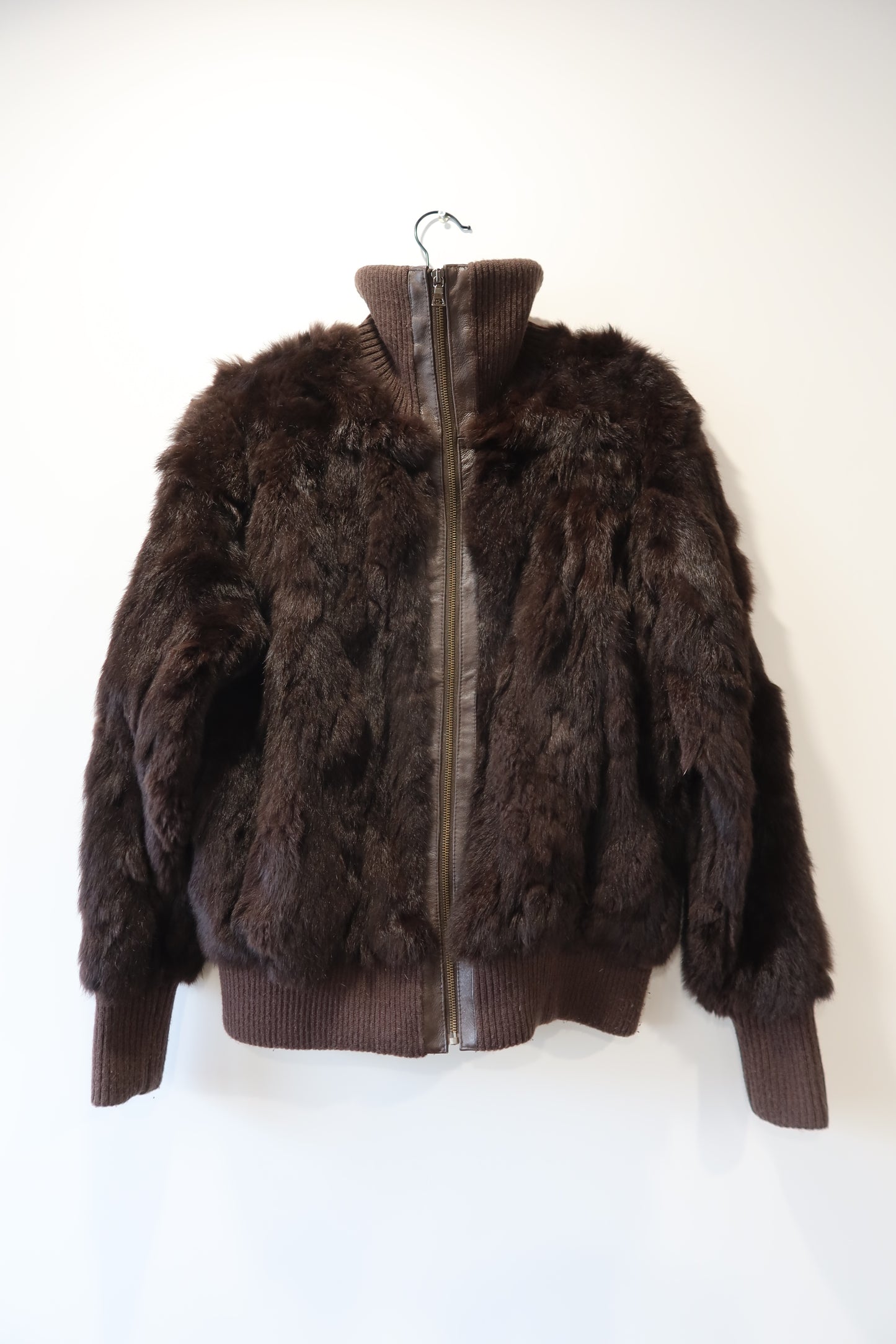 Veste courte en fourrure marron