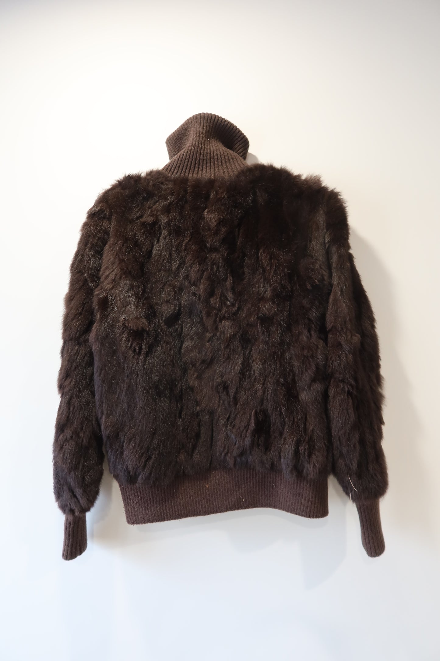 Veste courte en fourrure marron