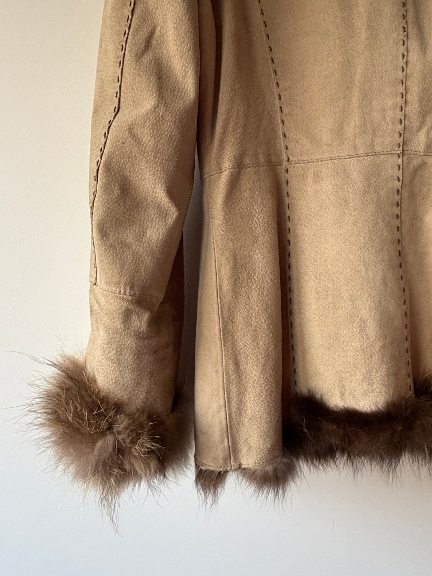 Veste en cuir beige avec bordures en fourrure