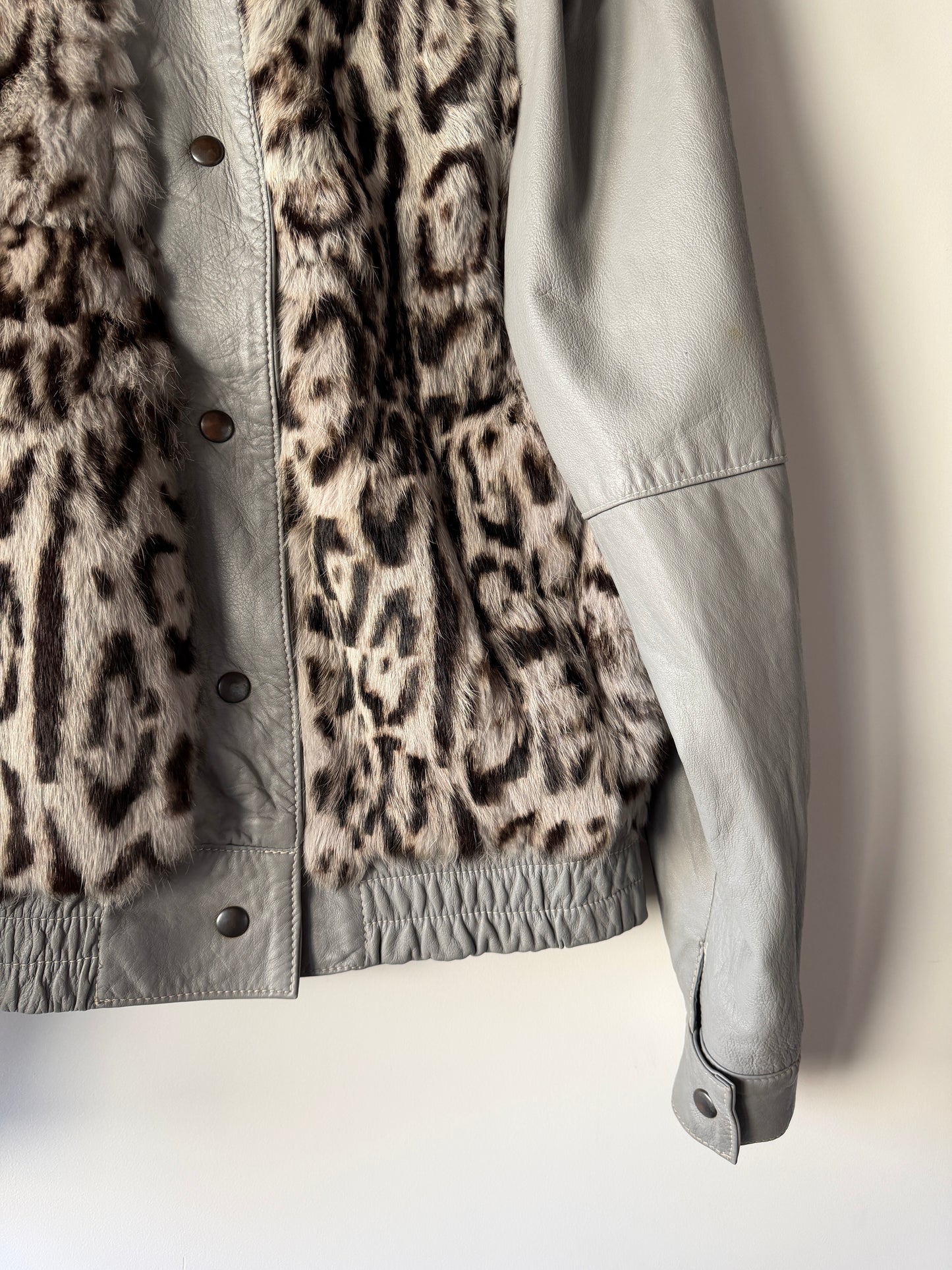 Veste en cuir gris et fourrure imprimée léopard