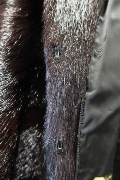 Manteau en fourrure marron foncé
