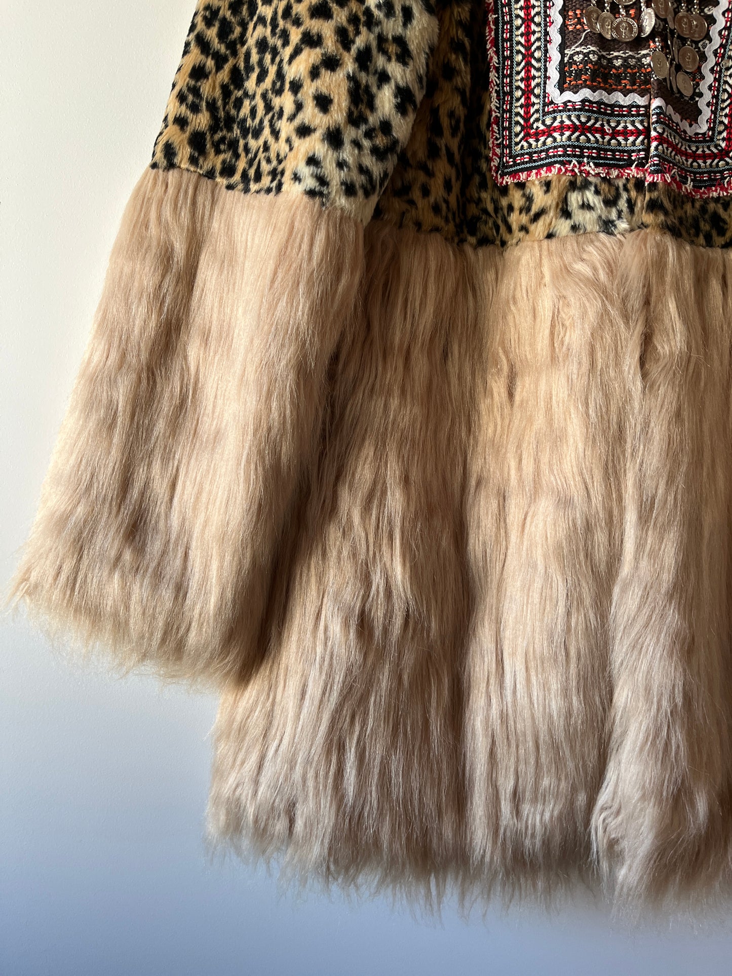 Veste bi-matière léopard brodé et fausse fourrure