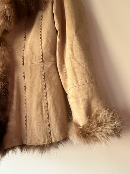Veste en cuir beige avec bordures en fourrure