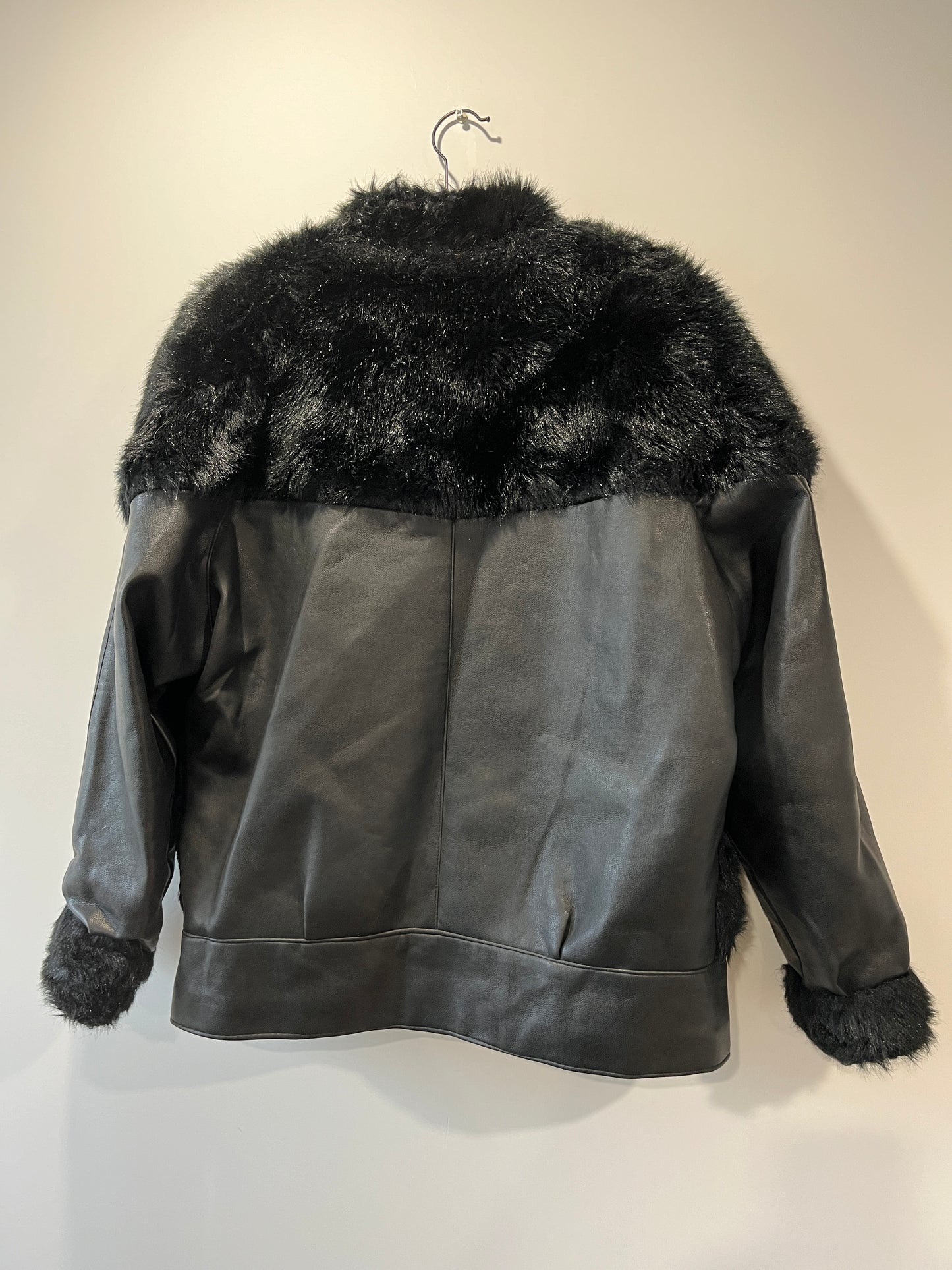 Veste en simili cuir et fausse fourrure