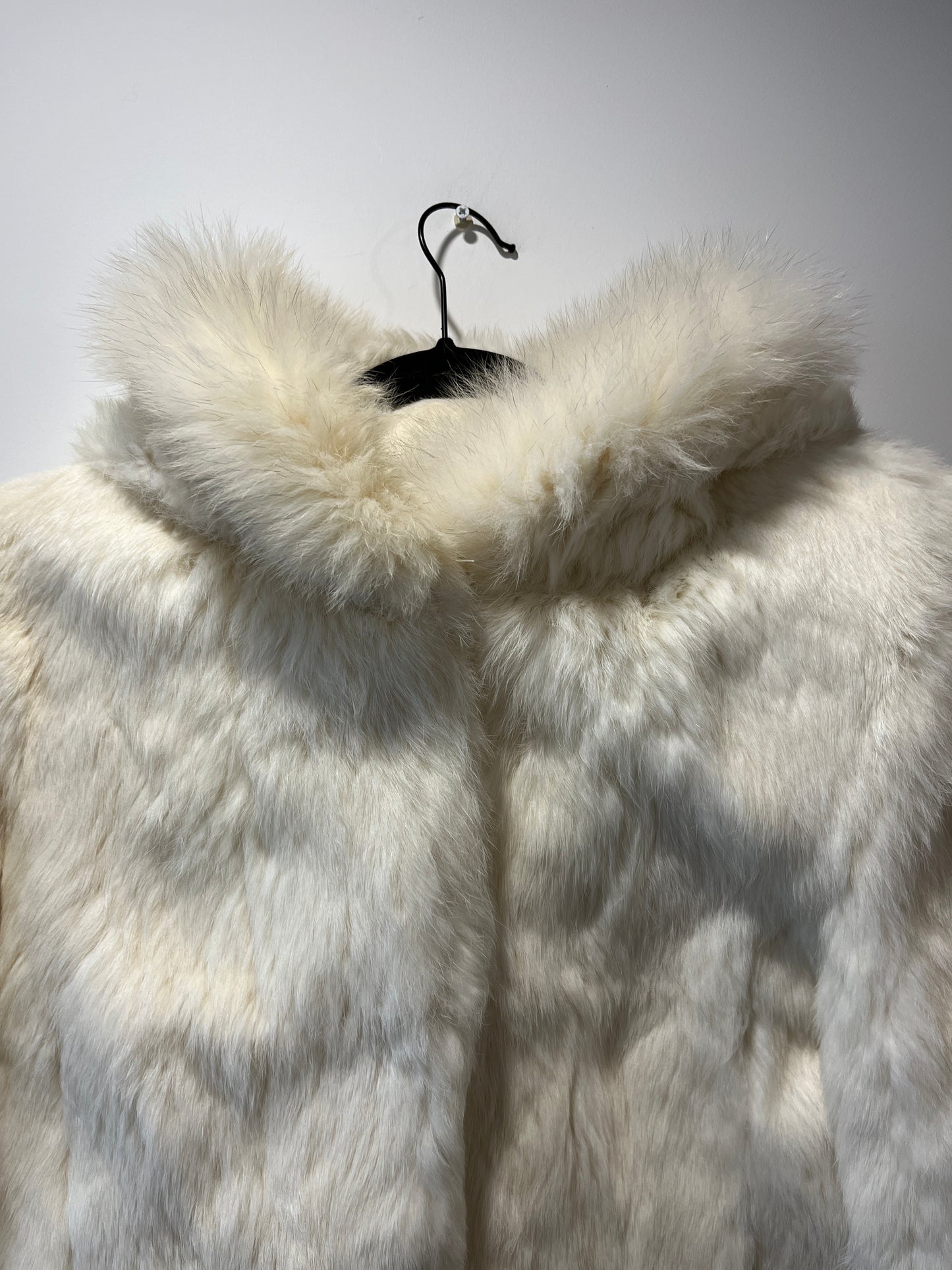 Veste à capuche courte en fourrure blanche