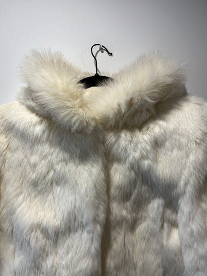 Veste à capuche courte en fourrure blanche