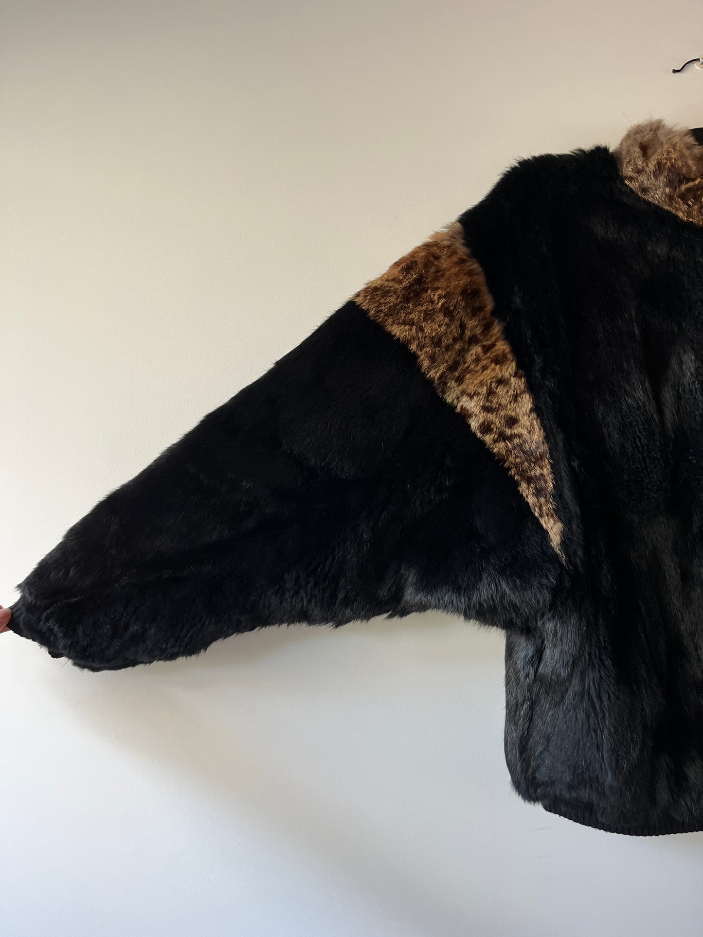 Veste en fourrure noire et léopard