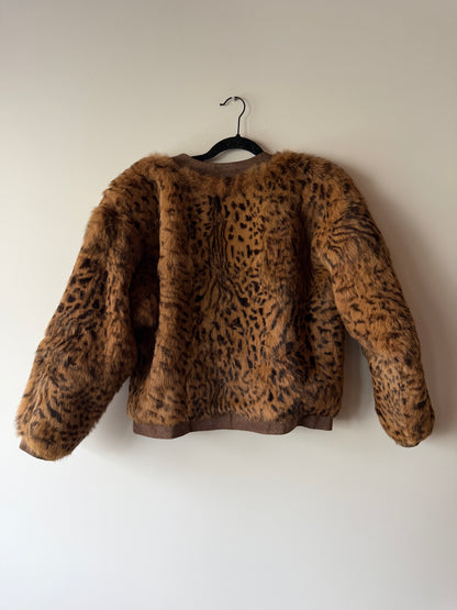 Veste en fourrure imprimée léopard