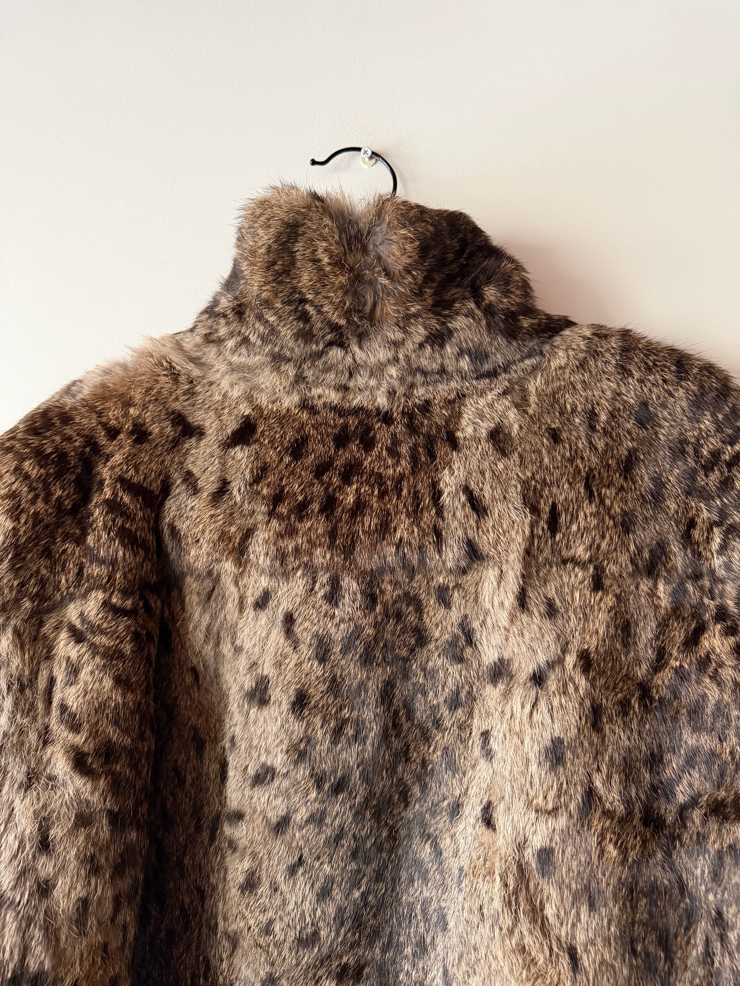 Veste en fourrure imprimée et cuir noir