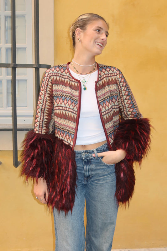Veste bi-matière brodée avec fausse fourrure