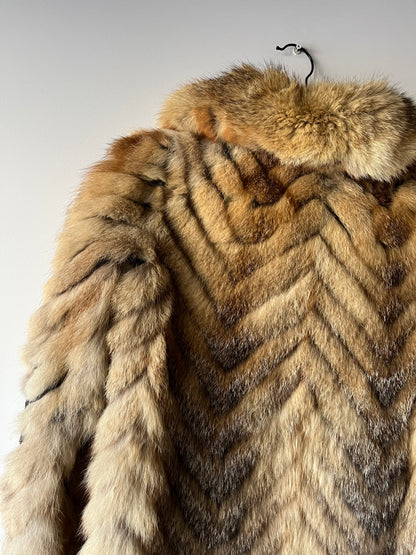 Manteau en fourrure galonnée fauve