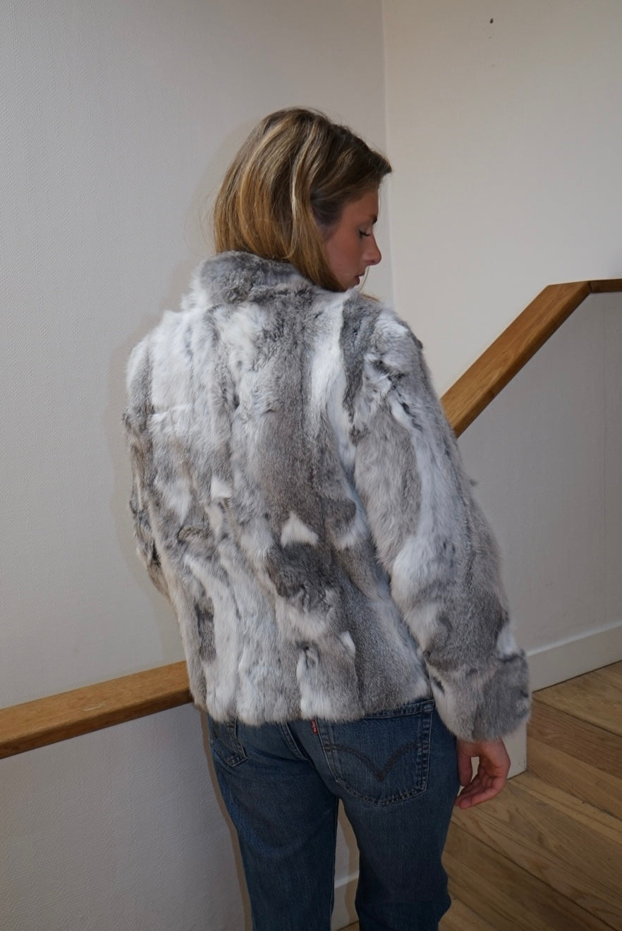Veste en fourrure grise et blanche