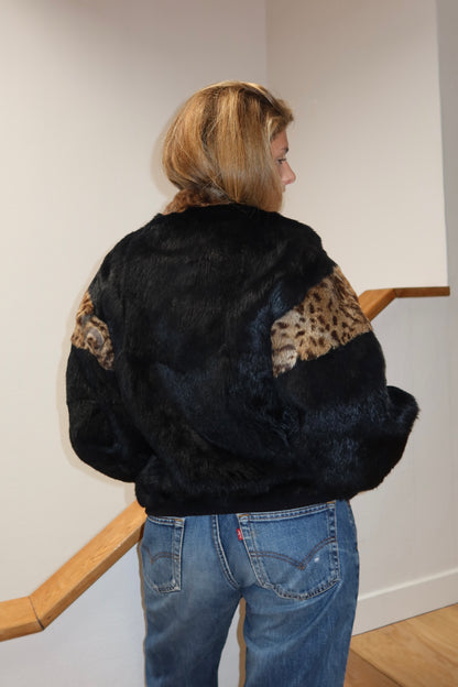 Veste en fourrure noire et léopard